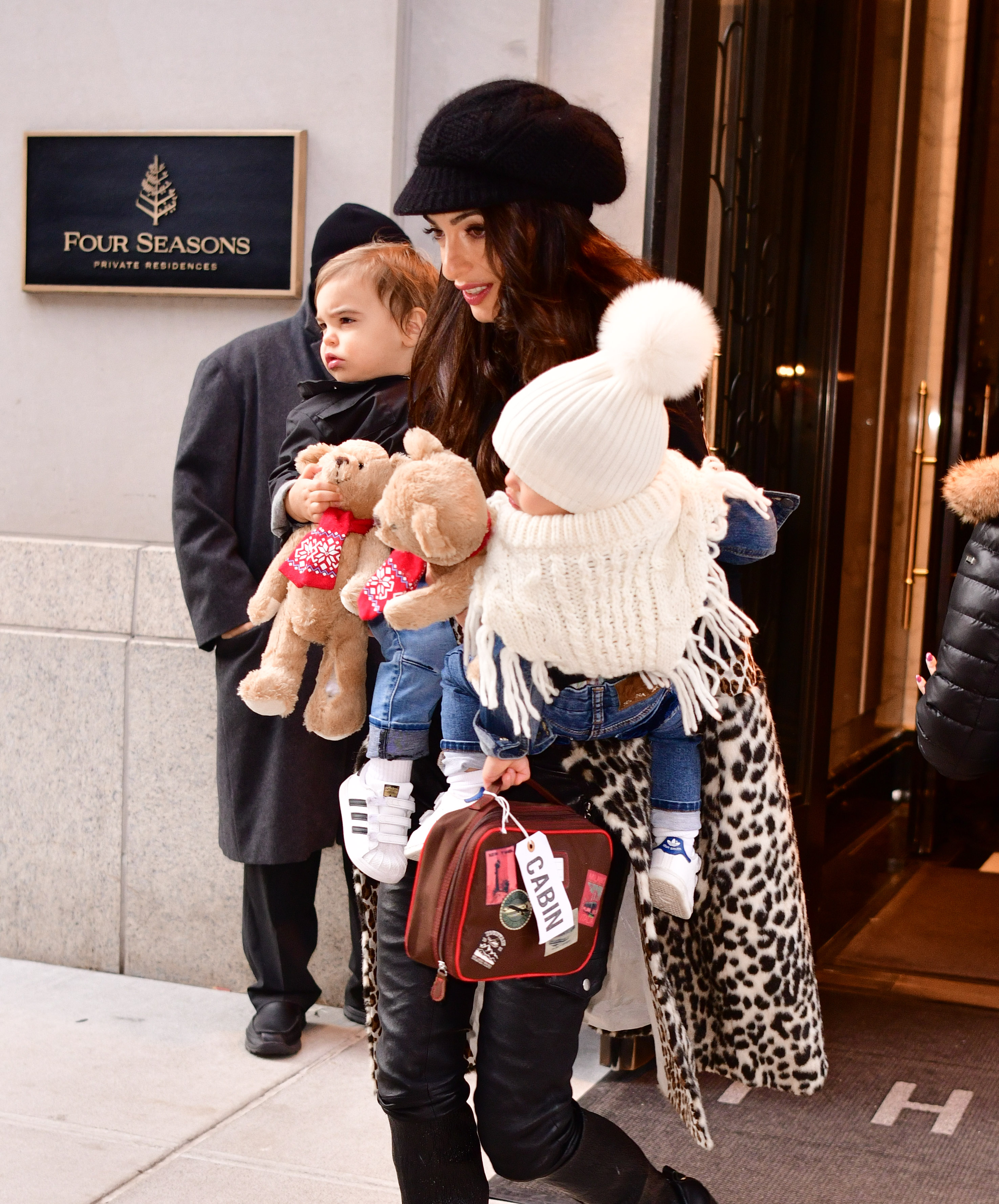 Amal Clooney vue avec ses enfants Alexander et Ella Clooney le 6 décembre 2018 à New York. | Source : Getty Images