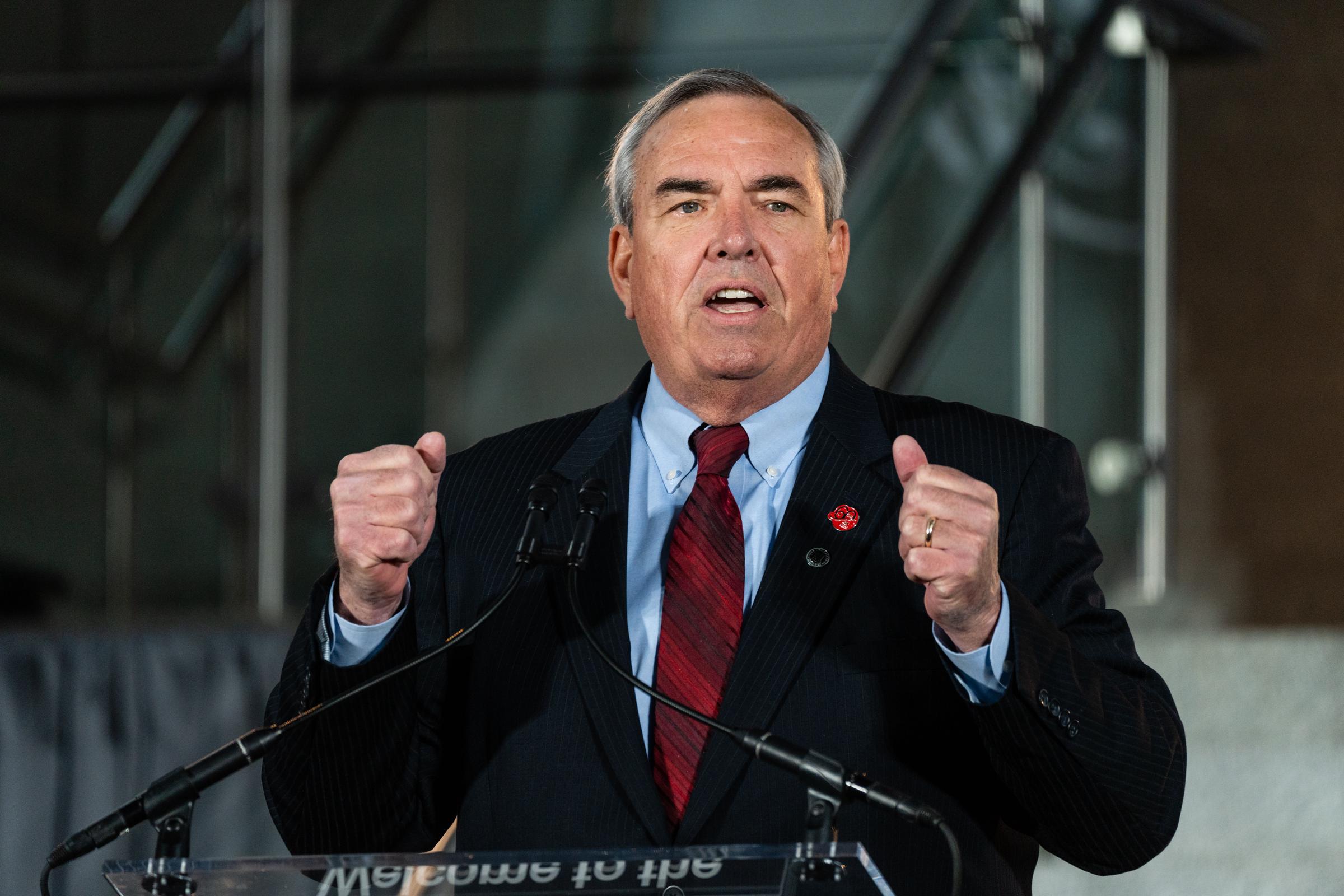 Jack Potter prend la parole lors de l'inauguration d'une nouvelle station de métro, le 15 novembre 2022, à Dulles, en Virginie. | Source : Getty Images