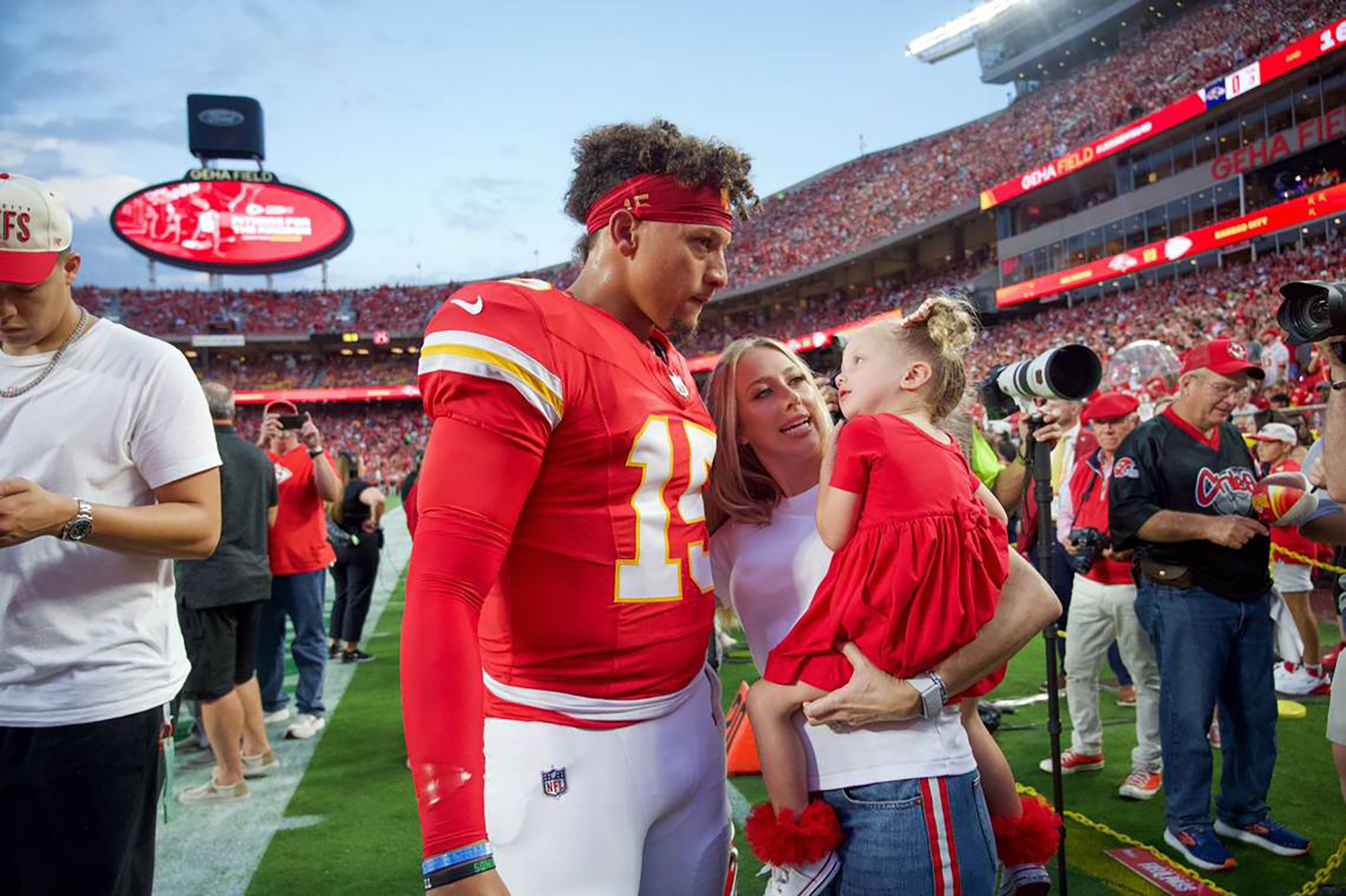 Patrick Mahomes rend visite à sa femme Brittany et à sa fille Sterling sur la ligne de touche, le 5 septembre 2024, au GEHA Field du Arrowhead Stadium de Kansas City, dans le Missouri. | Source : Getty Images