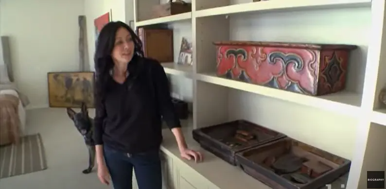 Shannen Doherty à la recherche d'une maison en 2015. | Source : YouTube/Biographie