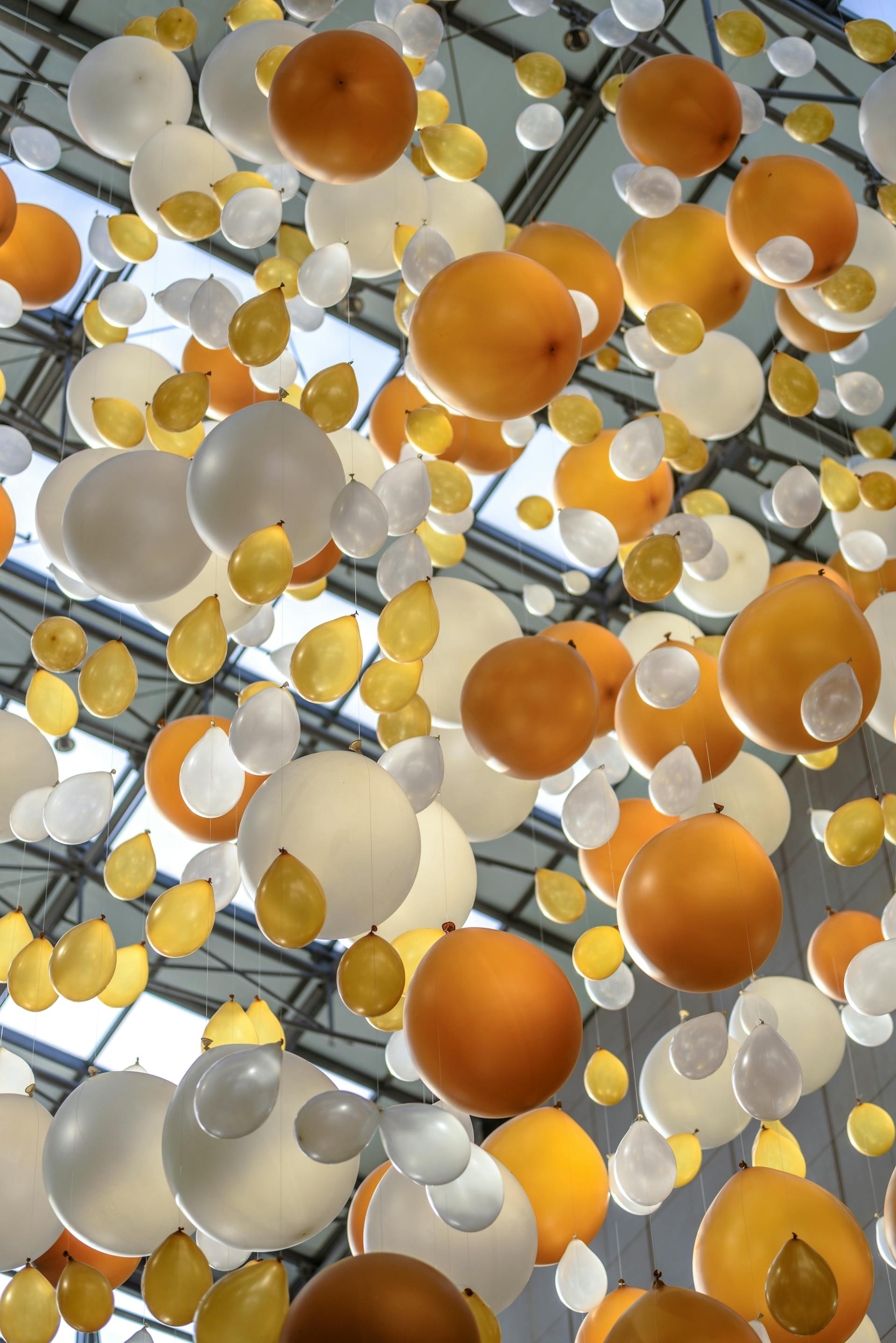 Une prise de vue en contre-plongée de ballons décoratifs | Source : Pexels