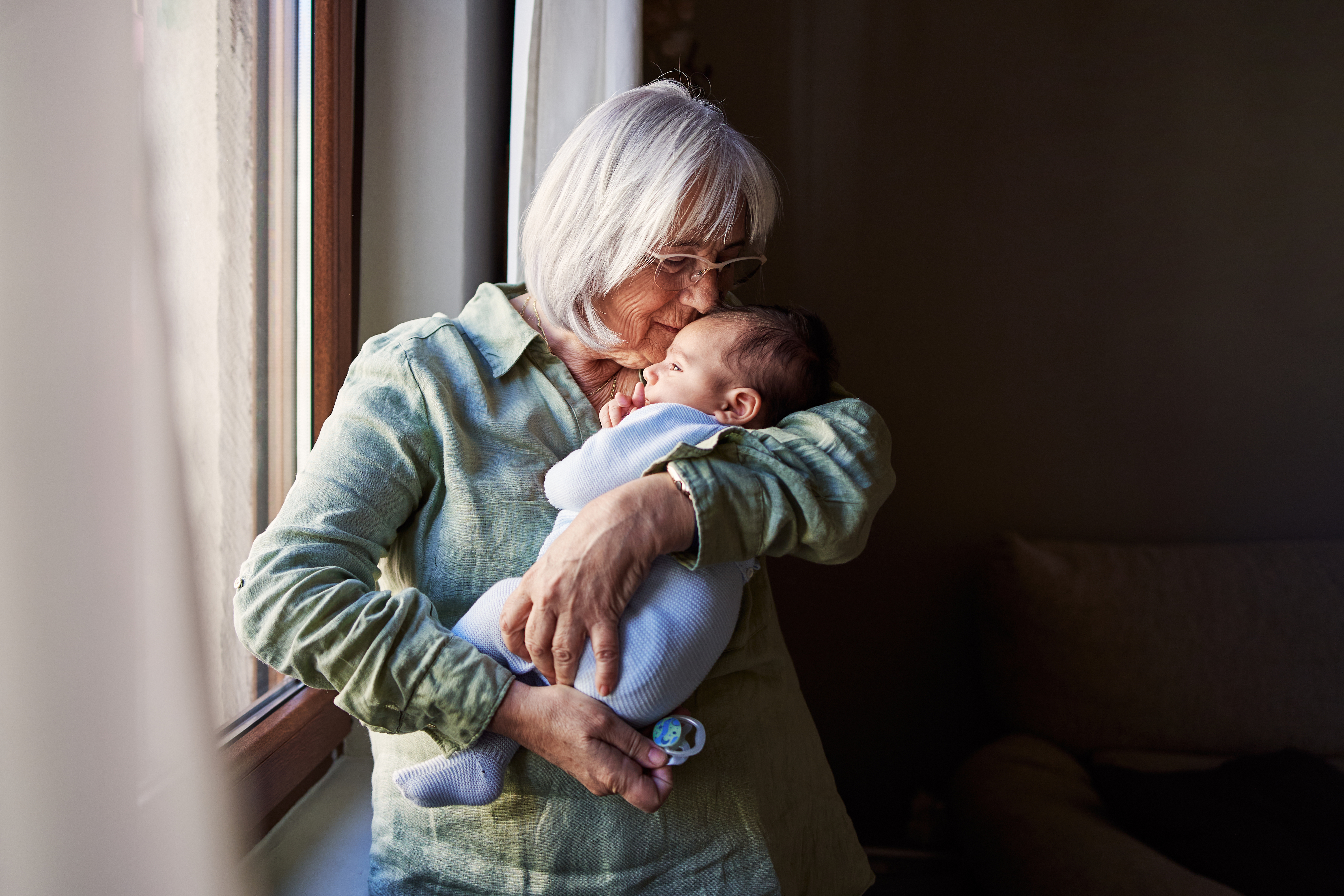 Une femme âgée qui s'occupe d'un bébé | Source : Getty Images