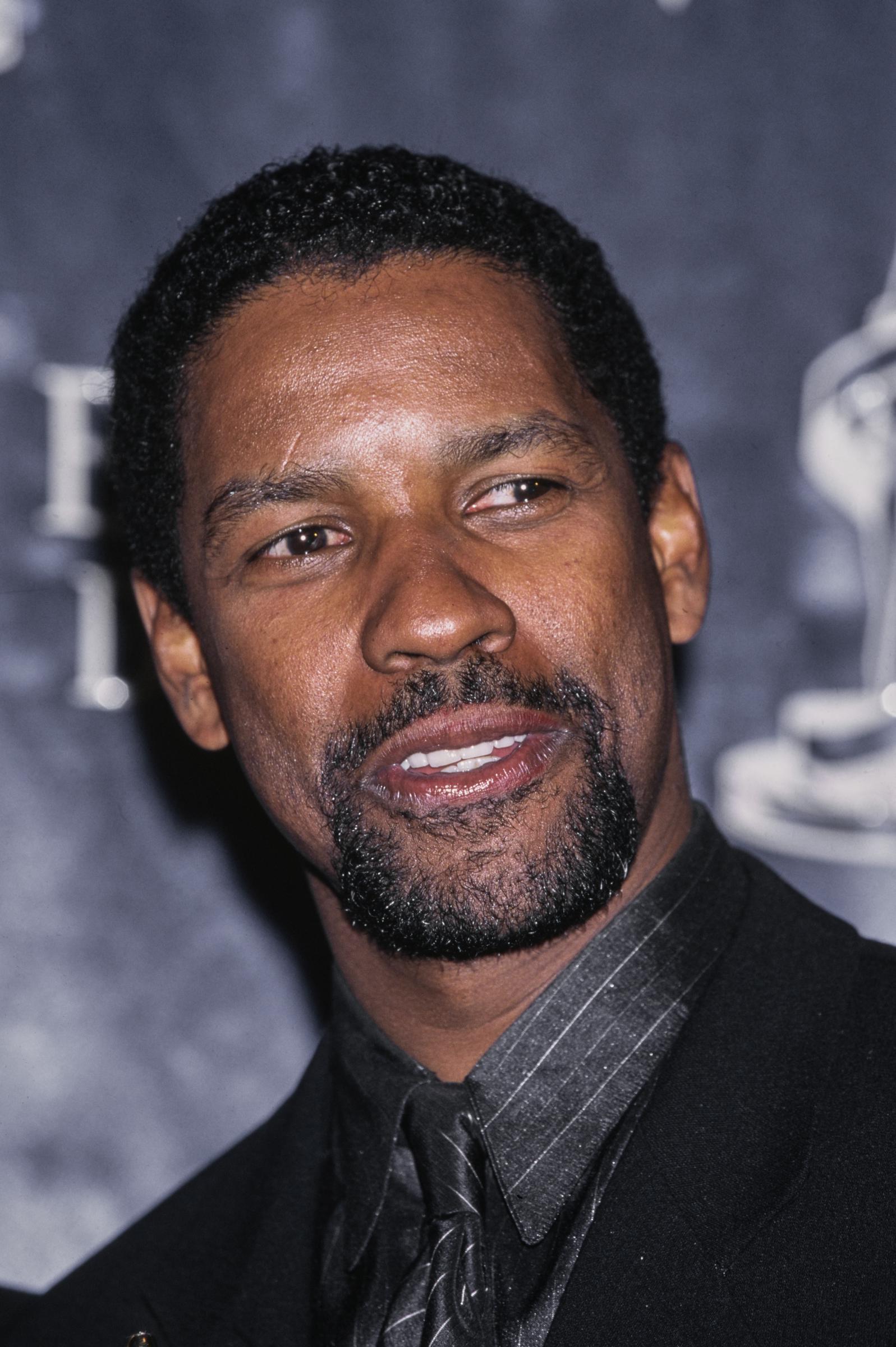 Denzel Washington reçoit le prix de l'« Acteur de l'année » lors des ShoWest Awards. Avec sa coupe soignée et sa barbichette taillée, le look de l'acteur était à la hauteur de sa notoriété grandissante en tant que l'une des stars les plus bankables d'Hollywood.
