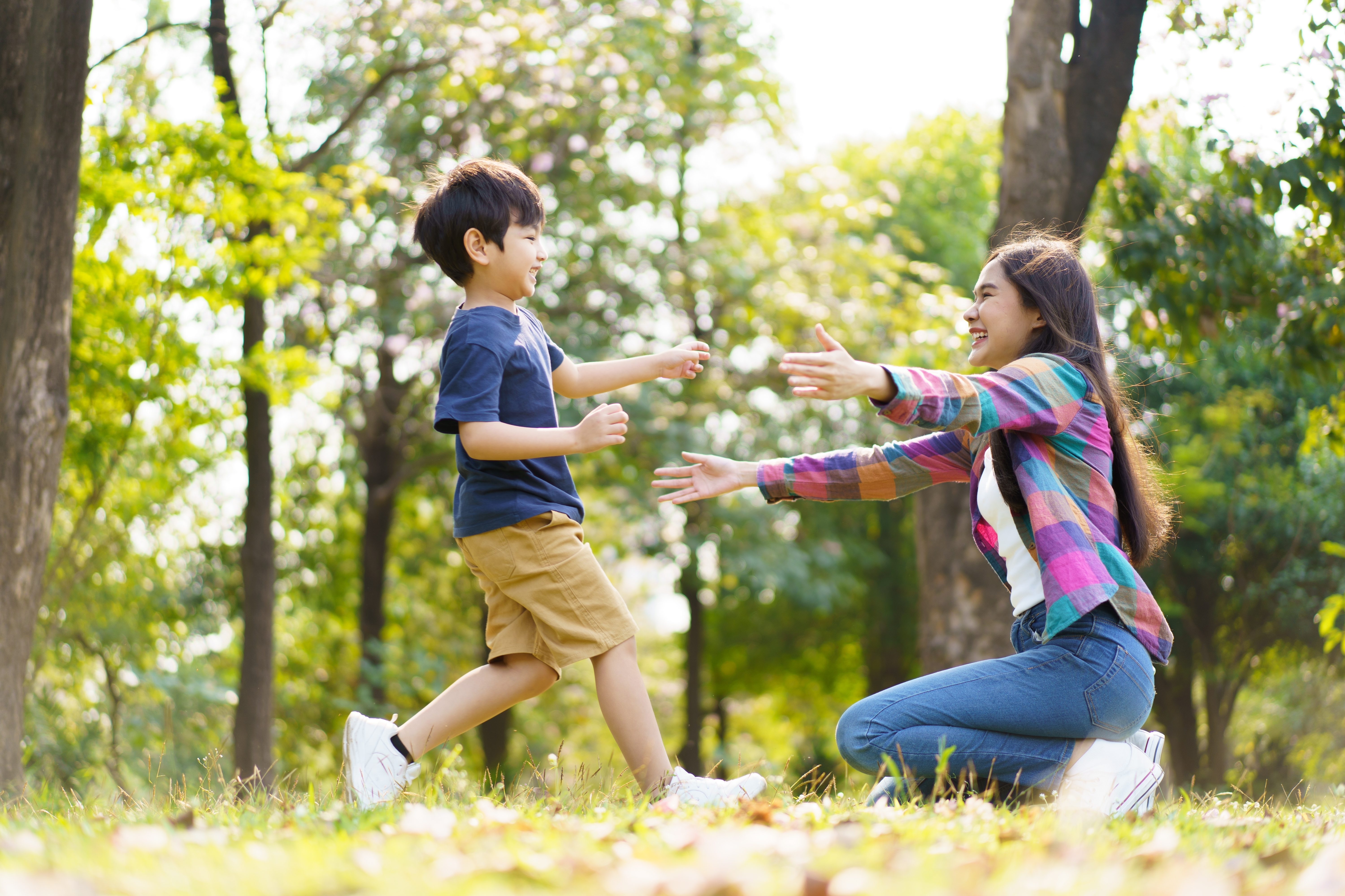 Un niño corre a abrazar a su madre | Fuente: Shutterstock.com