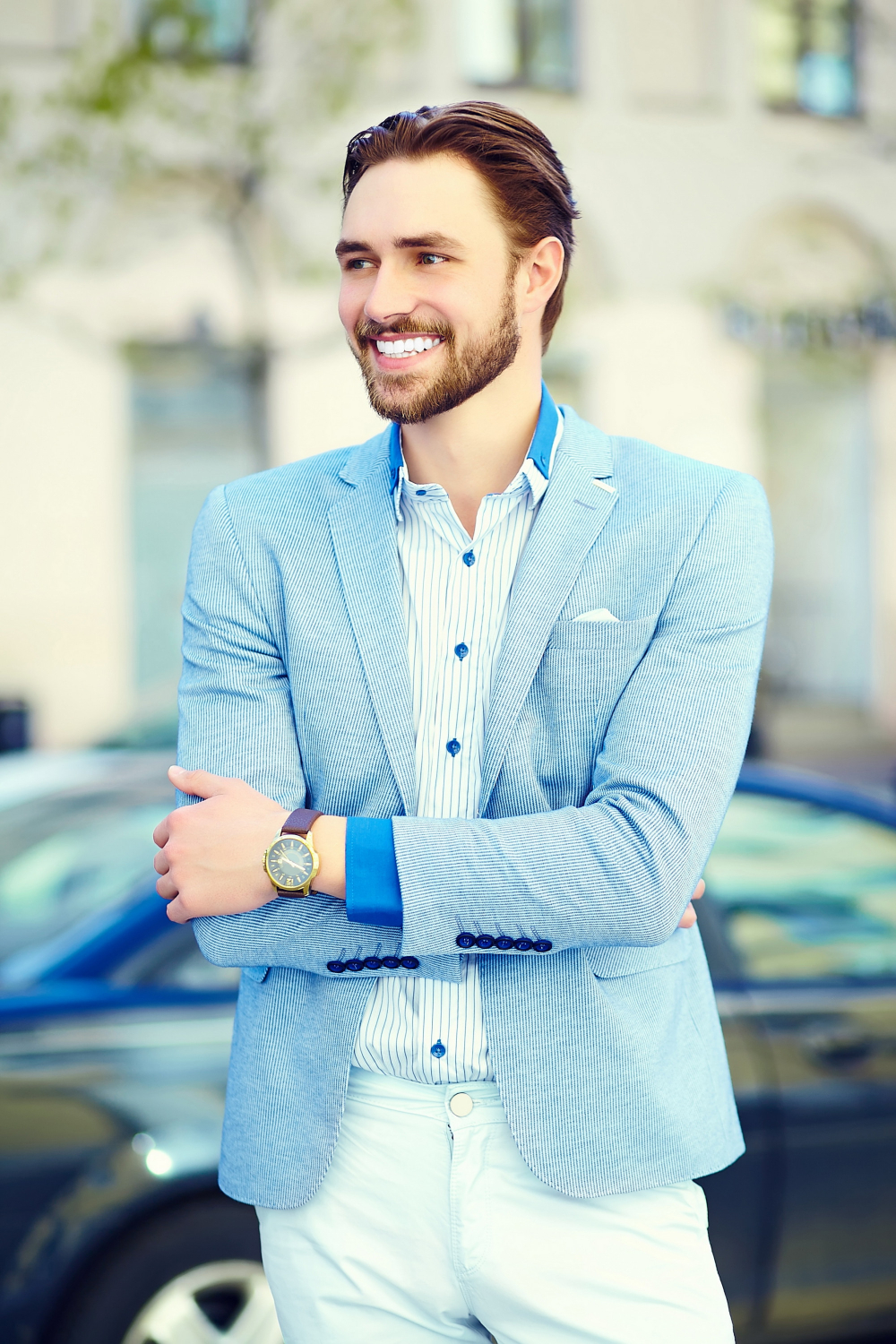 Un homme élégant et beau qui sourit | Source : Freepik