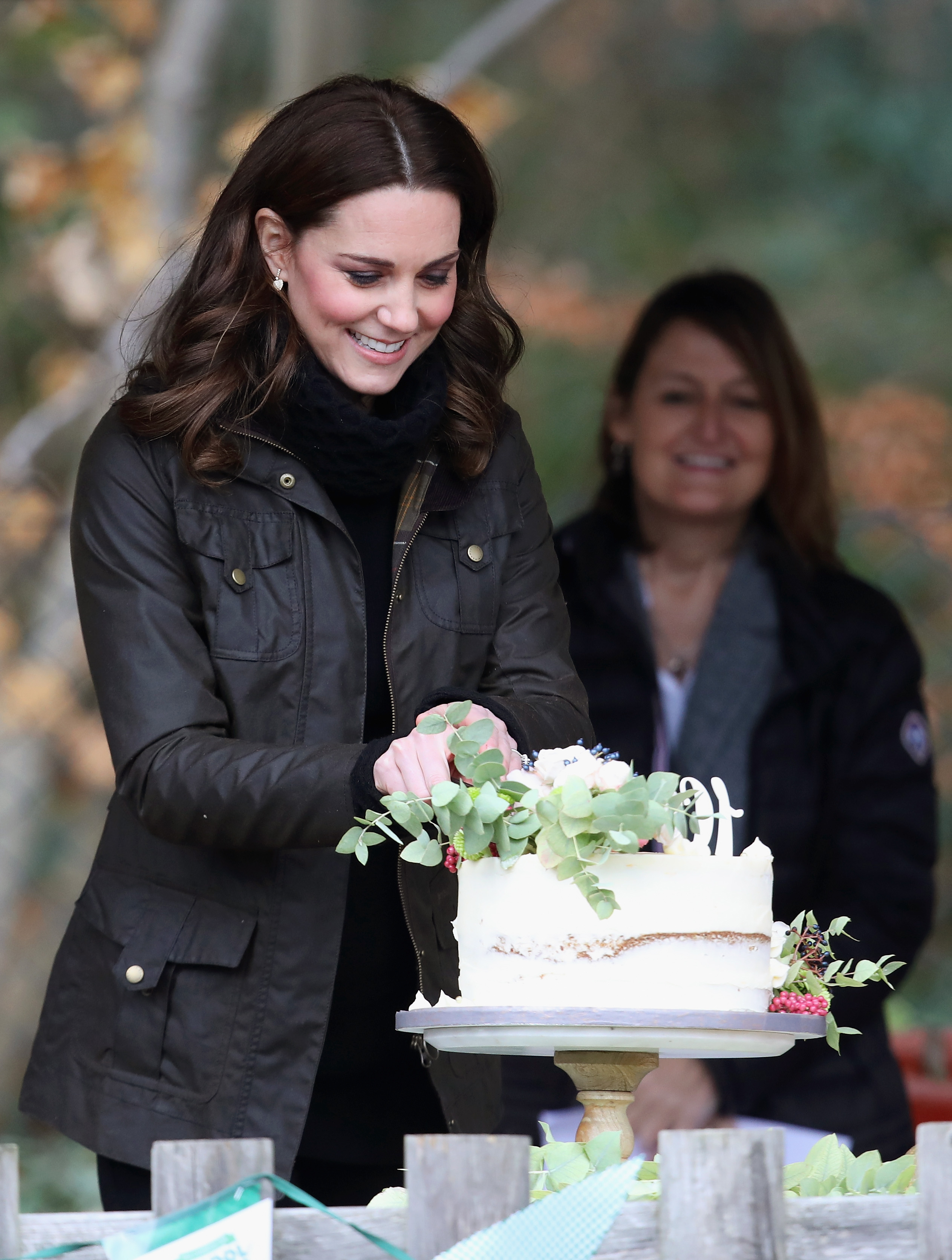 Kate Middleton coupe un gâteau lors de sa visite à l'école primaire Robin Hood à Londres, en Angleterre, le 29 novembre 2017 | Source : Getty Images