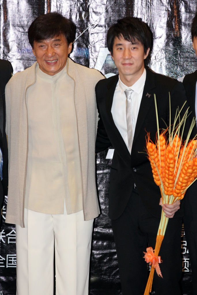 Jackie Chan et son fils Jaycee Chan assistent à la première de "Double Trouble" au cinéma international Jackie Chan Yaolai le 5 juin 2012 | Source : Getty Images