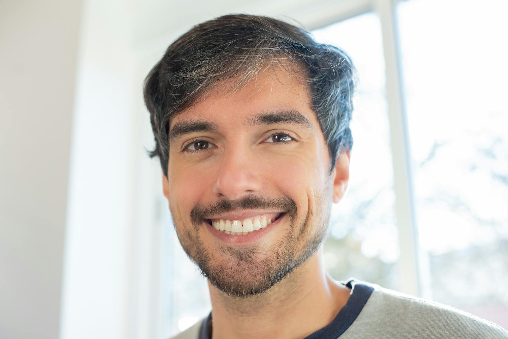Un homme souriant | Source : Pexels