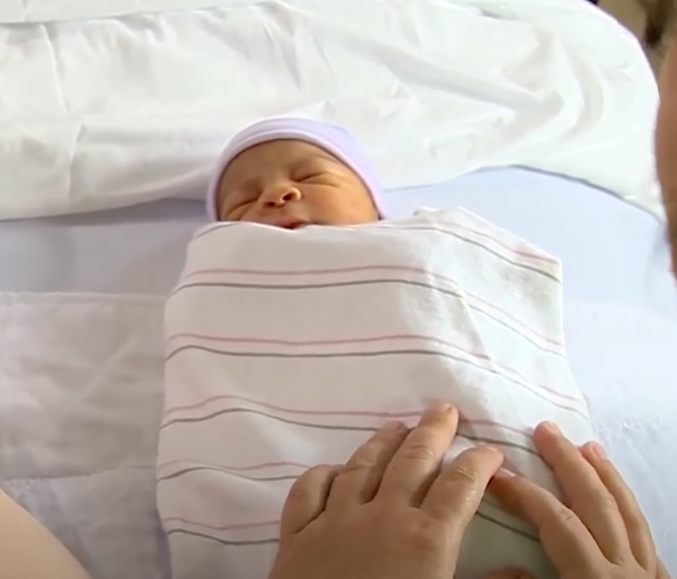 Bébé fille Miracle Joy | Source : youtube.com/WCVB Channel 5 Boston