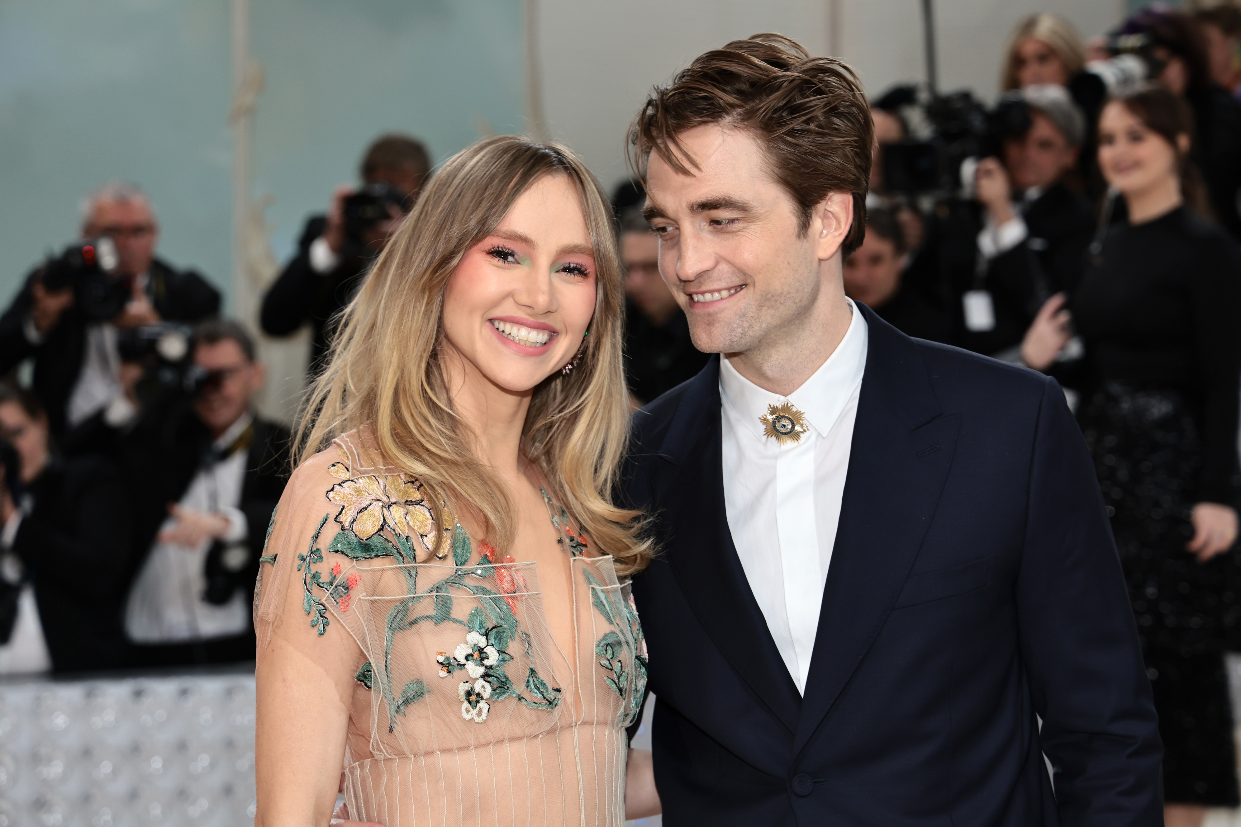 Suki Waterhouse et Robert Pattinson assistent au gala du Met célébrant "Karl Lagerfeld : A Line Of Beauty" à New York City le 01 mai 2023. | Source : Getty Images