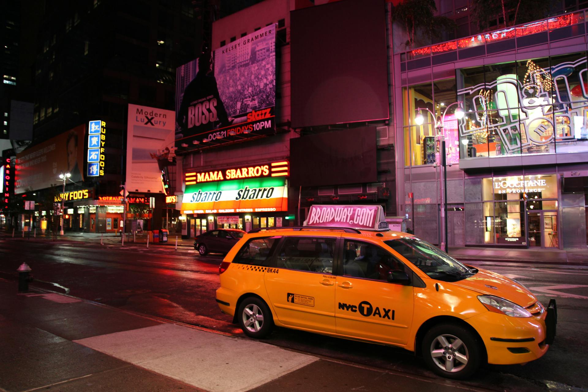 Un taxi jaune sur une route pendant la nuit | Source : Pexels