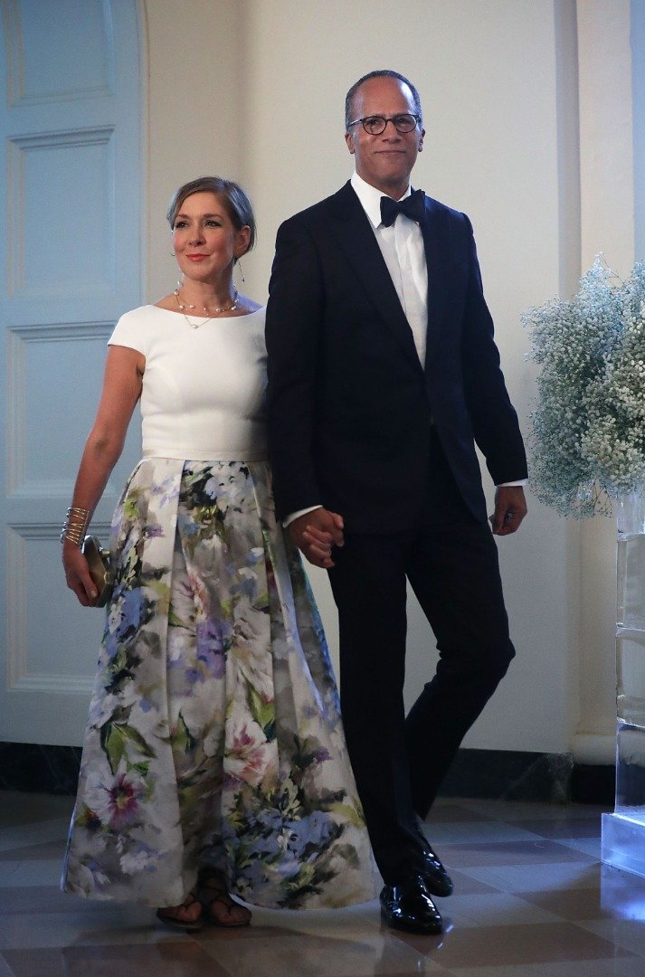 Lester Holt et Carol Hagen-Holt arrivent à un dîner d'État nordique le 13 mai 2016. | Source : Getty Images