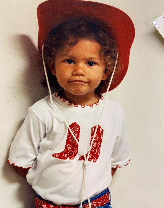 C'était une petite fille adorable, mais personne n'aurait pu imaginer qu'elle deviendrait une artiste aux multiples talents : chanteuse, danseuse, actrice et mannequin. Sur cette photo, elle pose en costume de cow-boy dans un cliché rétro publié le 2 septembre 2020. | Source : Instagram/zendaya