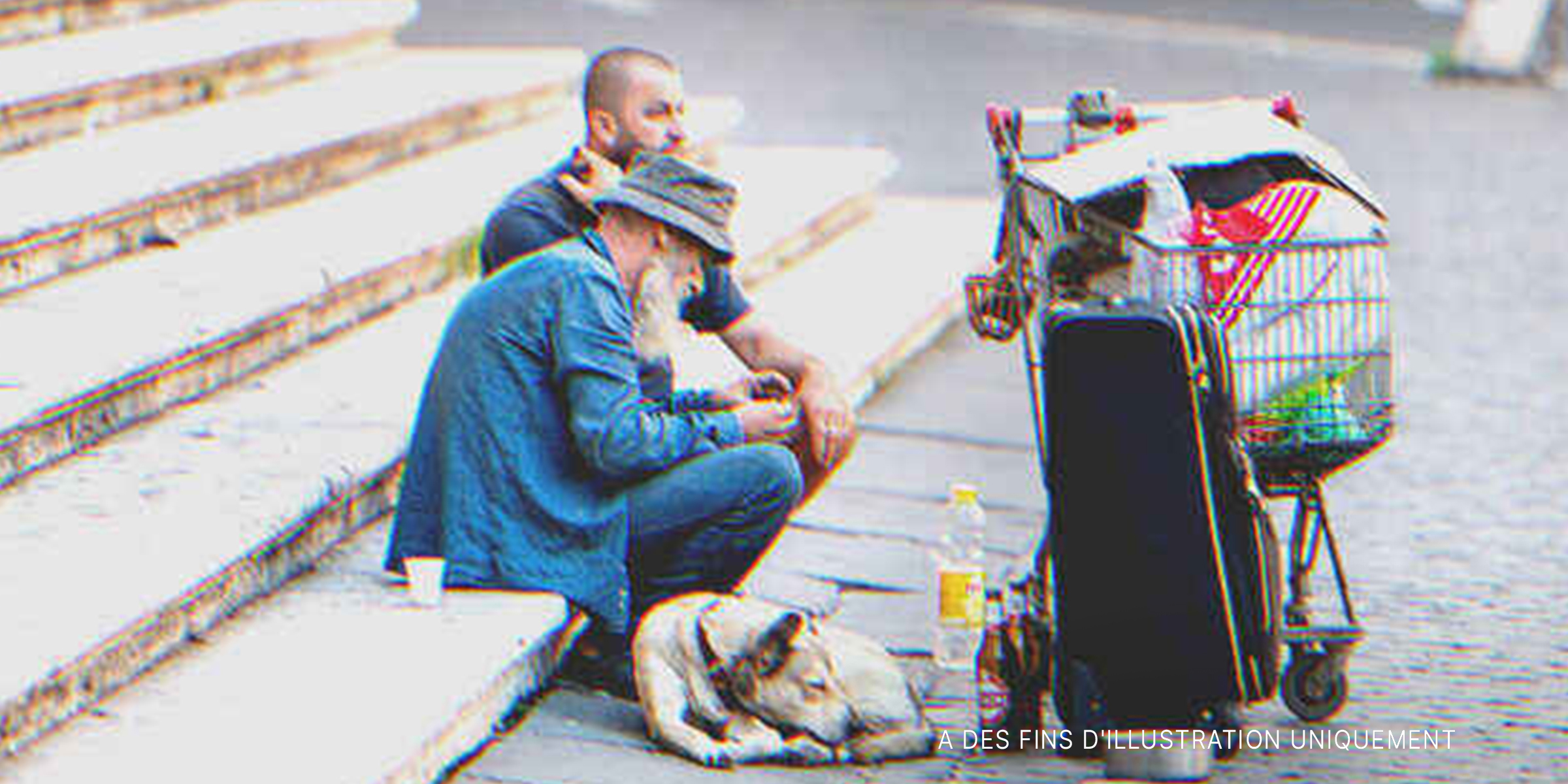 Un homme et un vieux sans abri assis dans la rue | Source : Shutterstock