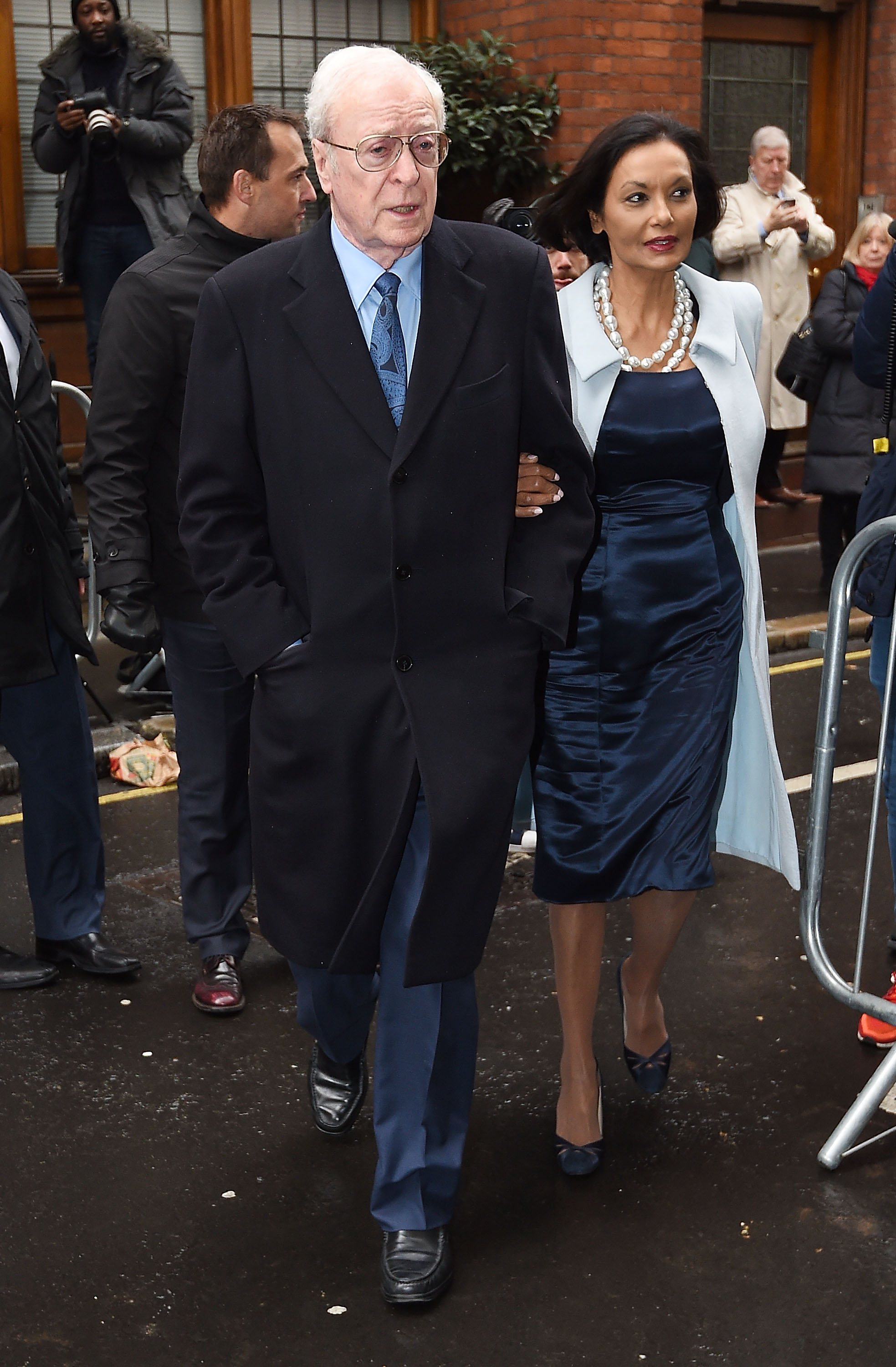 Sir Michael Caine et son épouse Shakira Caine à l'église St Brides, Fleet Street, le 5 mars 2016 à Londres, Angleterre. | Source : Getty Images