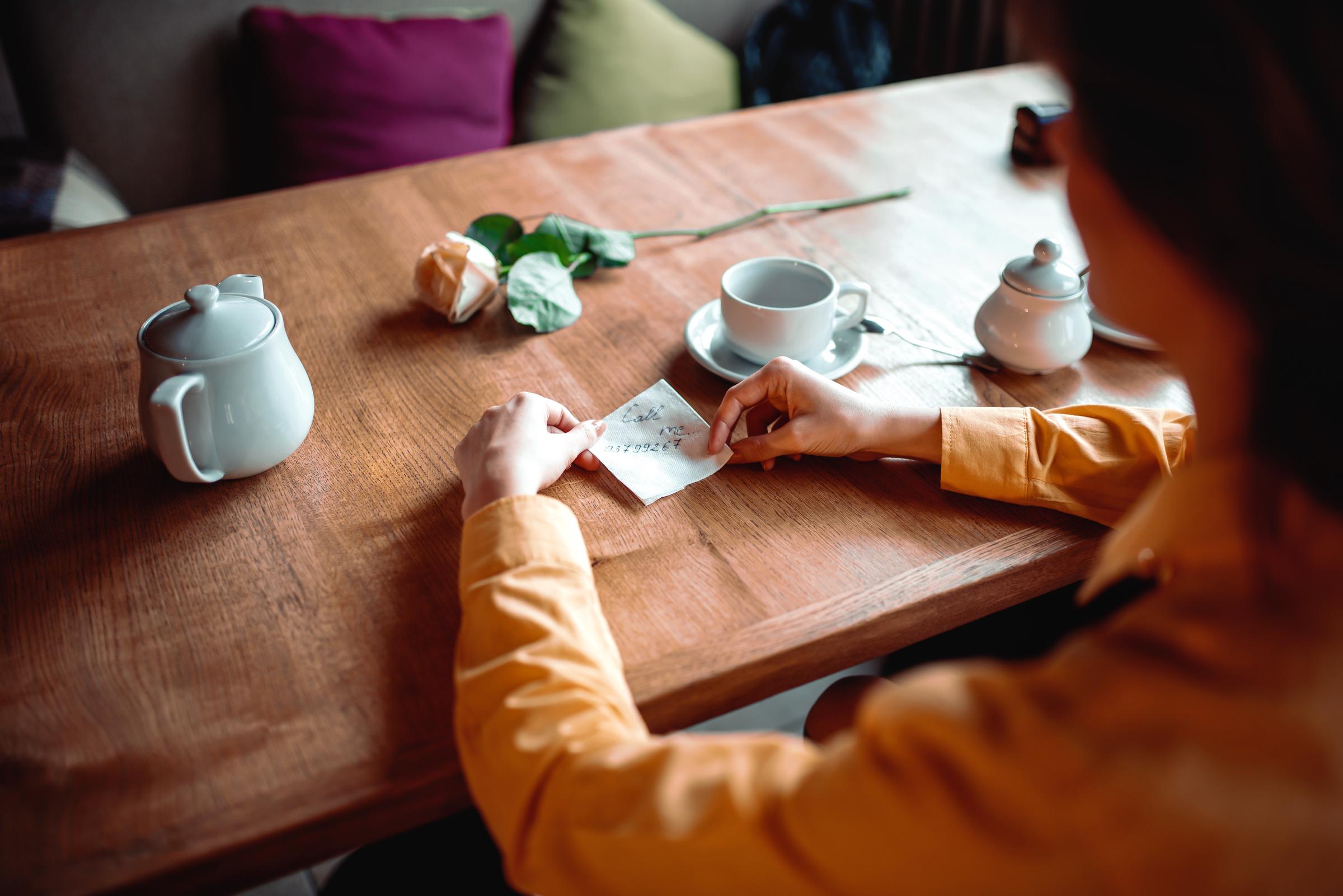 Une personne qui lit une lettre | Source : Shutterstock