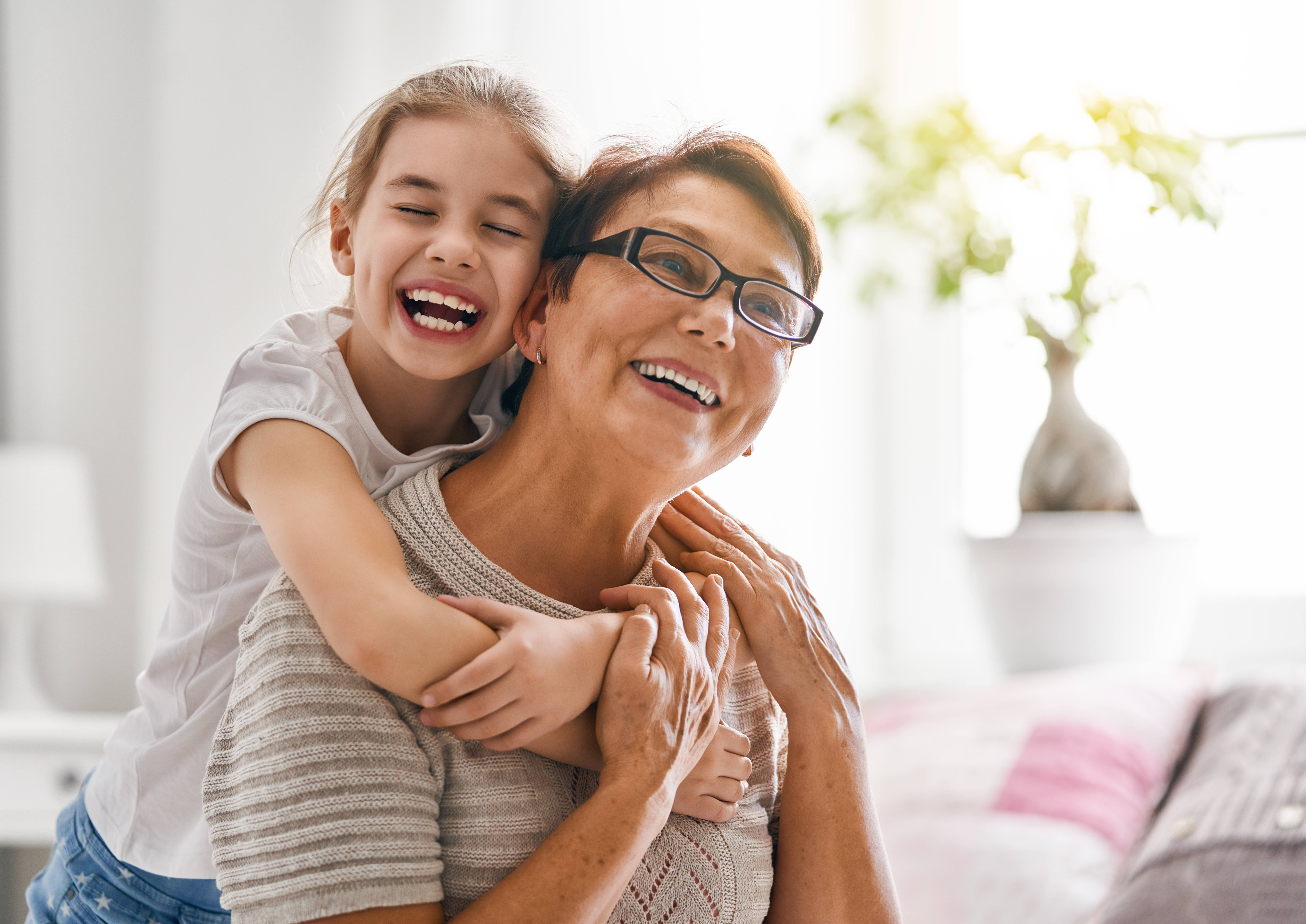Une petite fille et sa grand-mère souriantes | Source : Shutterstock