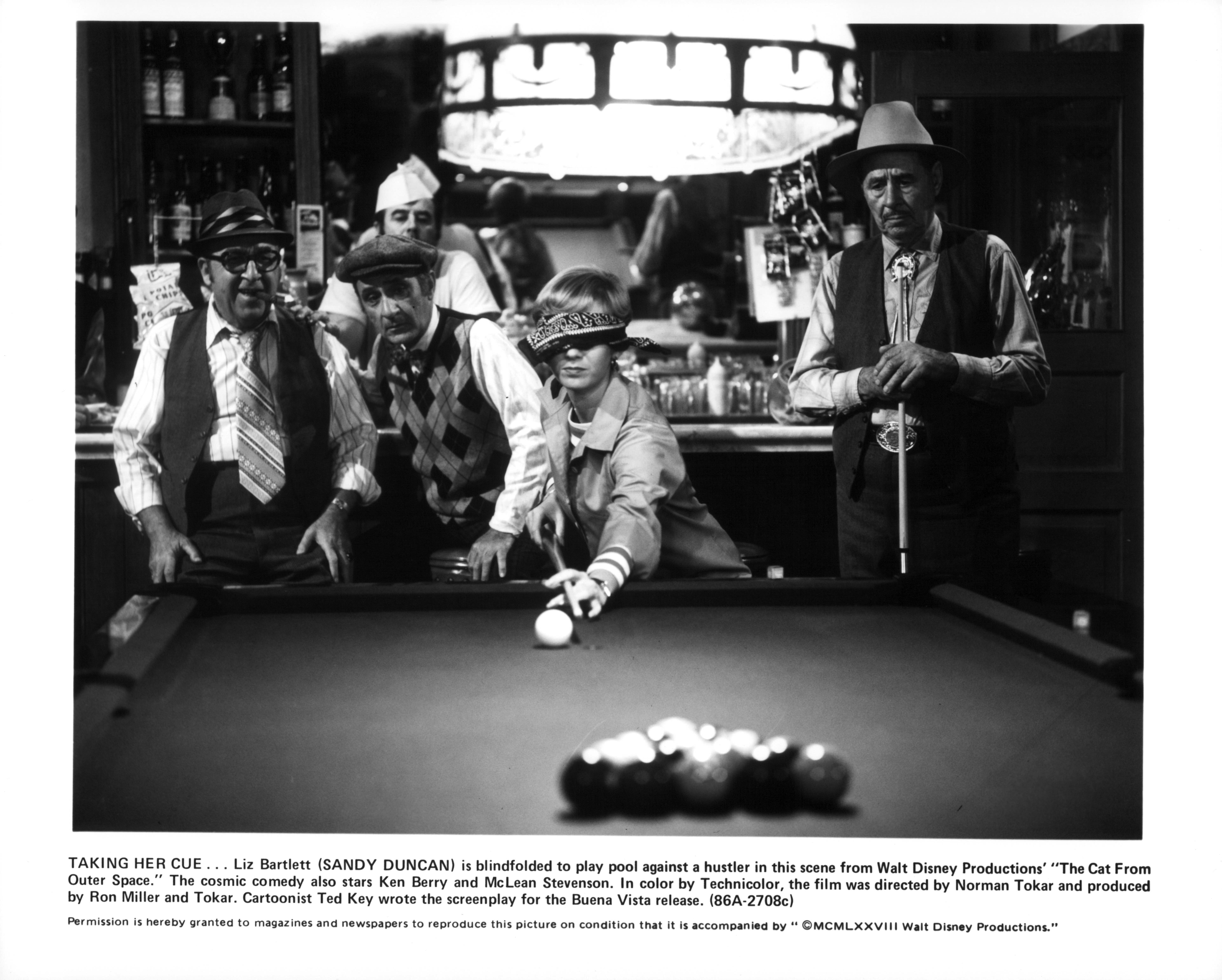 Sandy Duncan joue au billard les yeux bandés dans « The Cat from Outer Space » en 1978 | Source : Getty Images