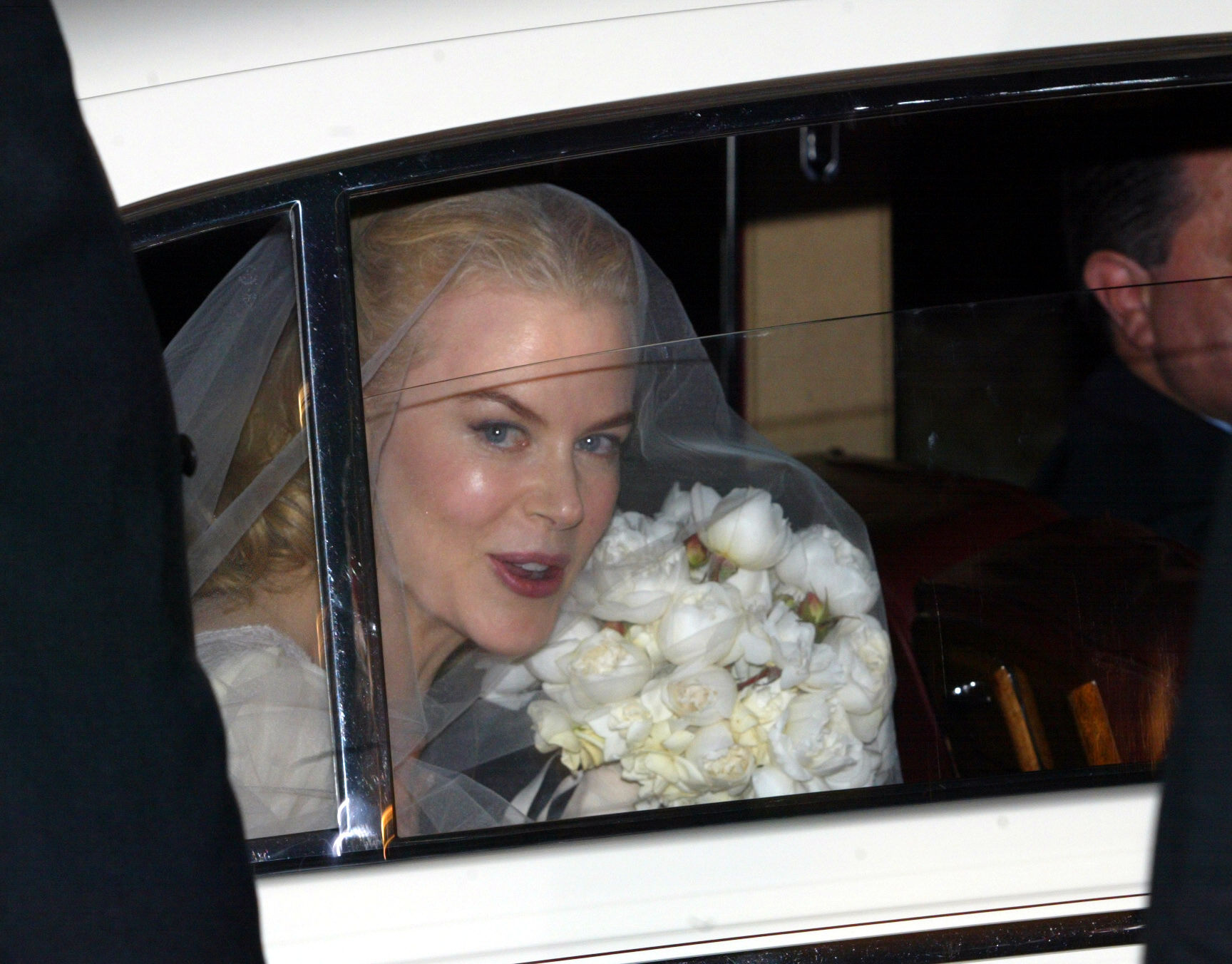 Nicole Kidman quitte sa maison de Darling Point avec son père pour se rendre à son mariage avec Keith Urban, le 25 juin 2006. | Source : Getty Images