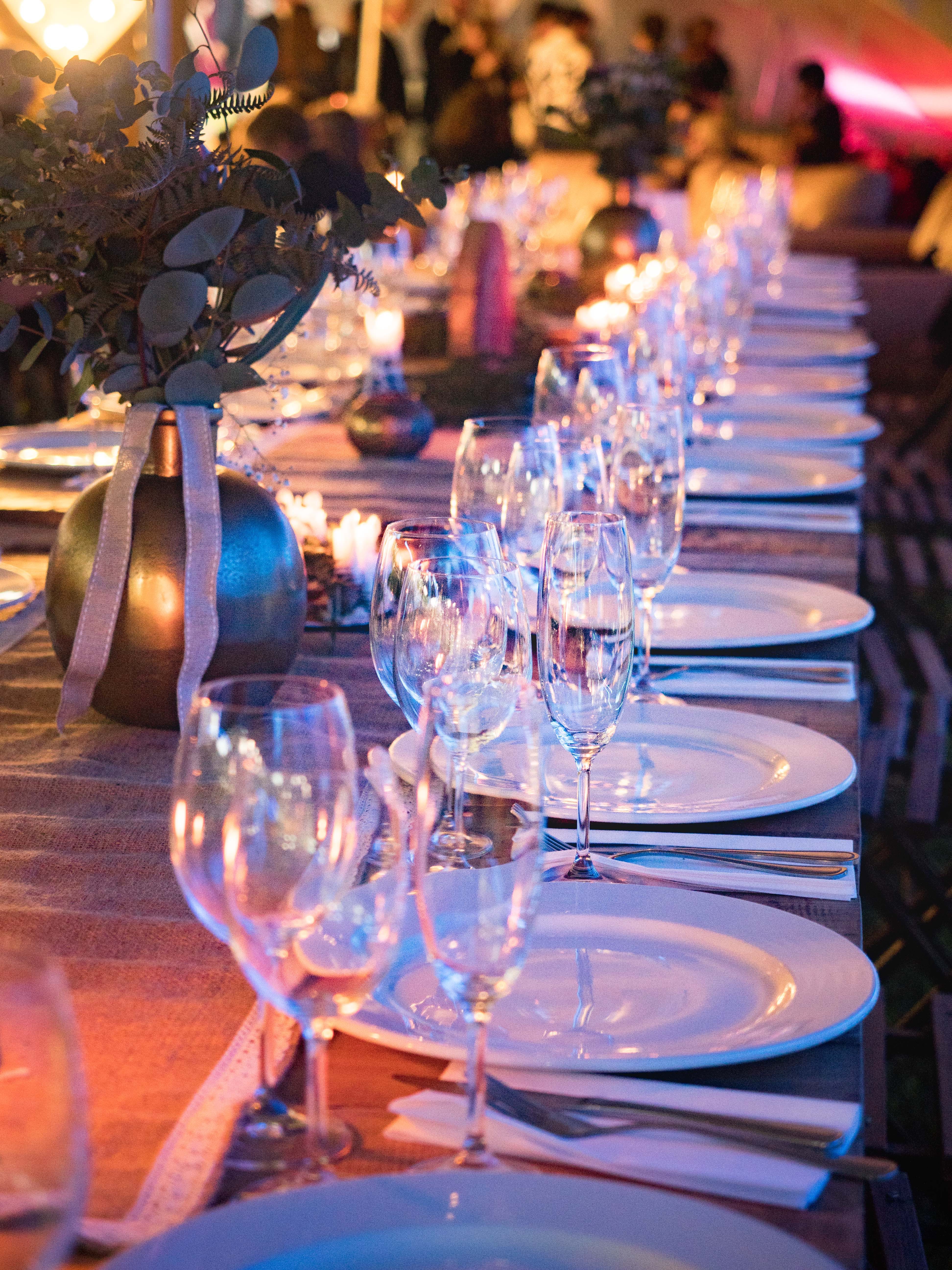 Un arrangement de table avec des verres et des assiettes lors d'un événement en plein air | Source : Pexels