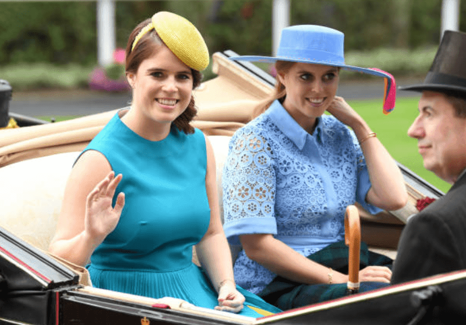 La princesse Eugénie et la princesse Béatrice sont assises dans une voiture à la Royal Ascot, le 18 juin 2019, à Ascot, en Angleterre | Source : Getty Images