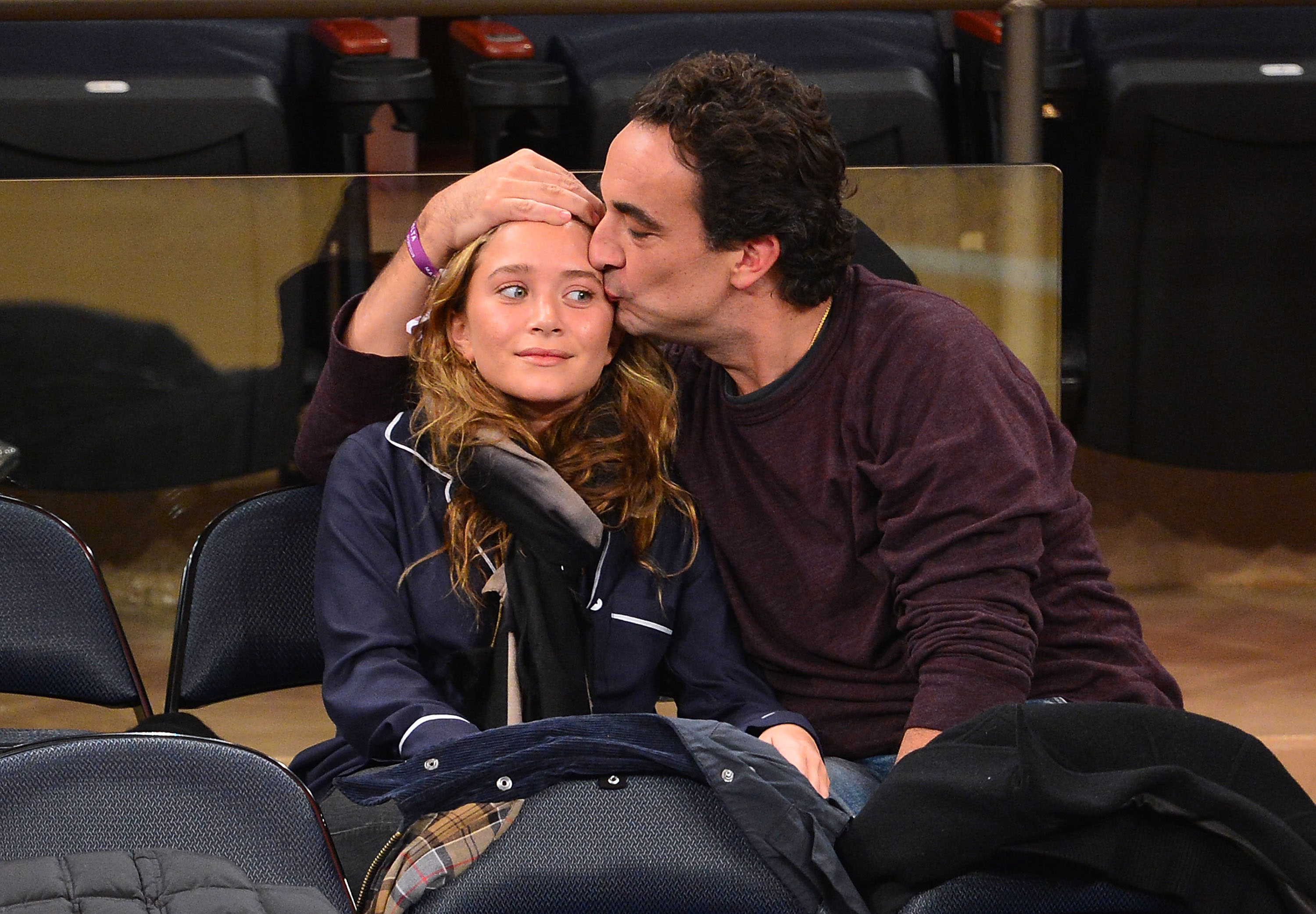 Mary-Kate Olsen et Olivier Sarkozy lors d'un match au Madison Square Garden, le 9 novembre 2012, à New York | Source : Getty Images