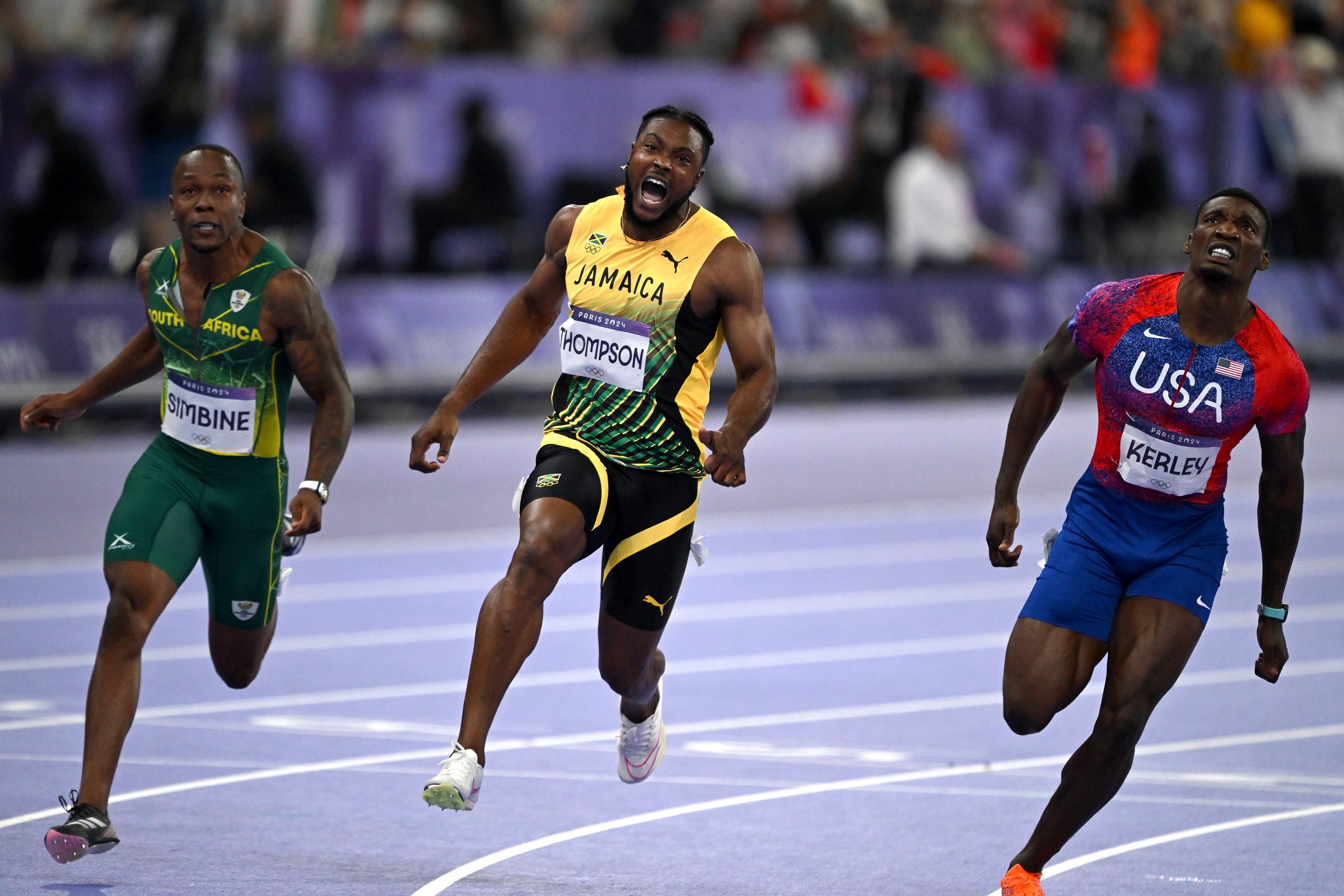 Kishane Thompson (c) réagit après la finale du 100 m masculin lors de l'athlétisme du neuvième jour des Jeux olympiques Paris 2024 à Paris, en France, le 4 août 2024. | Source : Getty Images