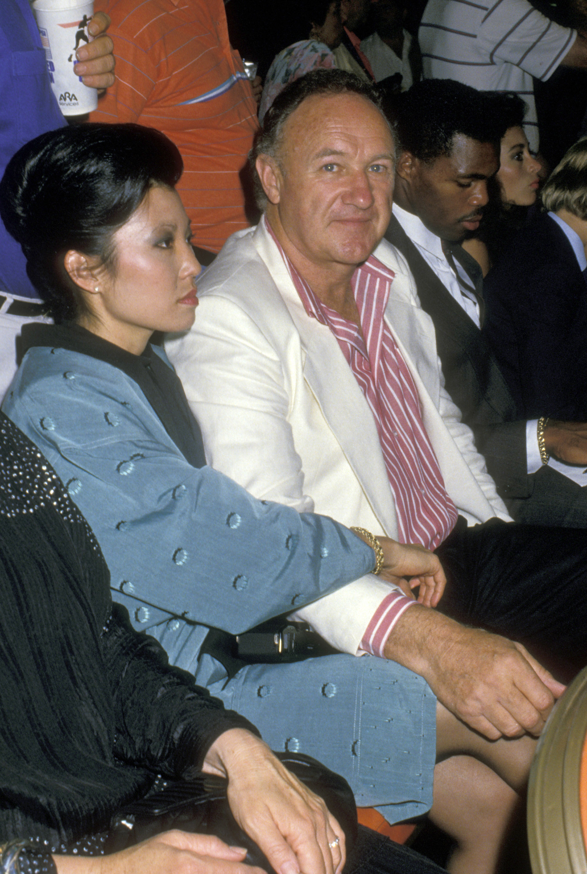 Gene Hackman et Betsy Arakawa lors du combat entre Mike Tyson et Michael Spinks, Trump Plaza, Atlantic City, 27 juin 1988 | Source : Getty Images