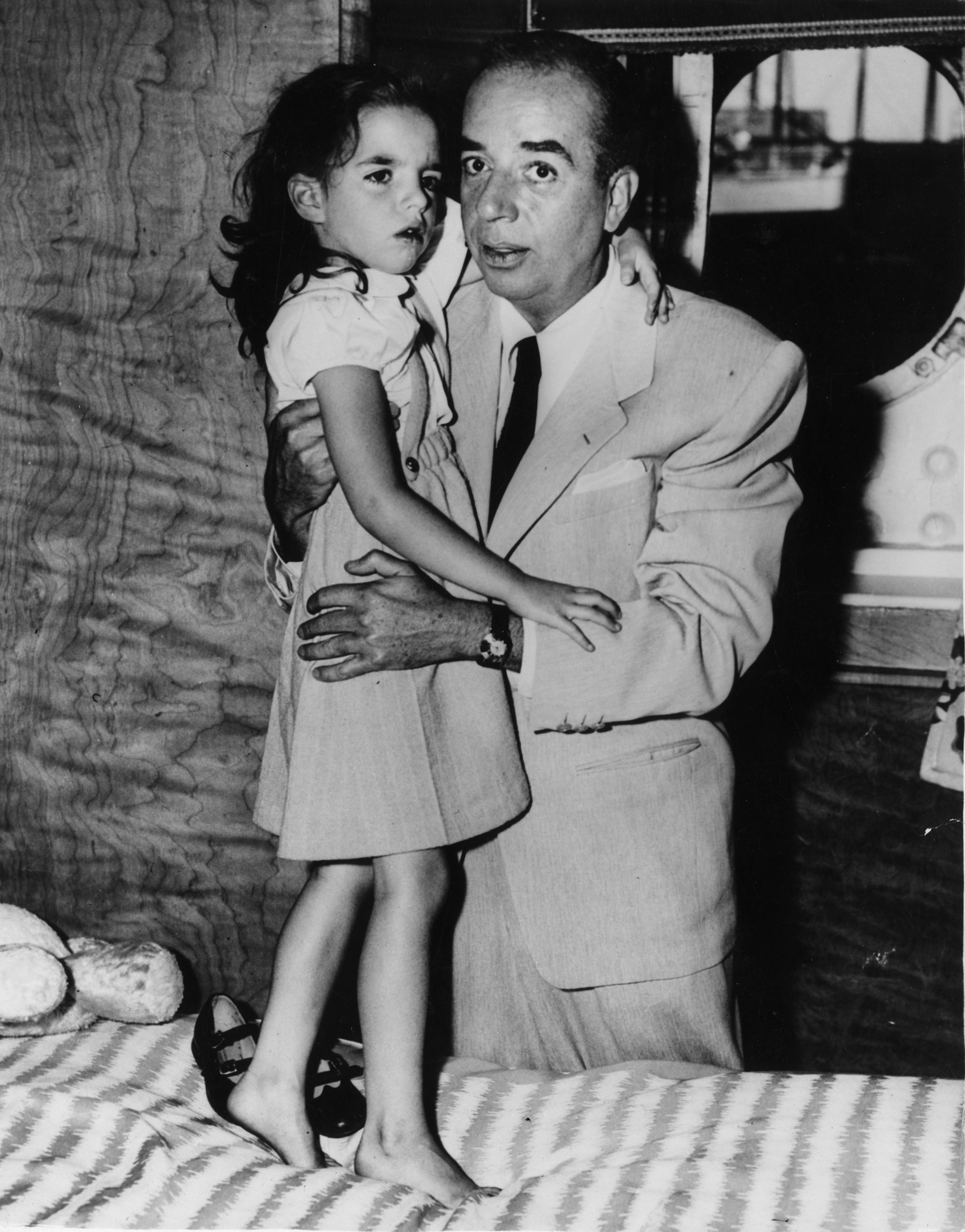 Liza Minnelli dit au revoir à son père, le réalisateur Vincente Minnelli, à bord du Queen Elizabeth avant de partir rejoindre sa mère, Judy Garland, en tournée en Europe. | Source : Getty Images