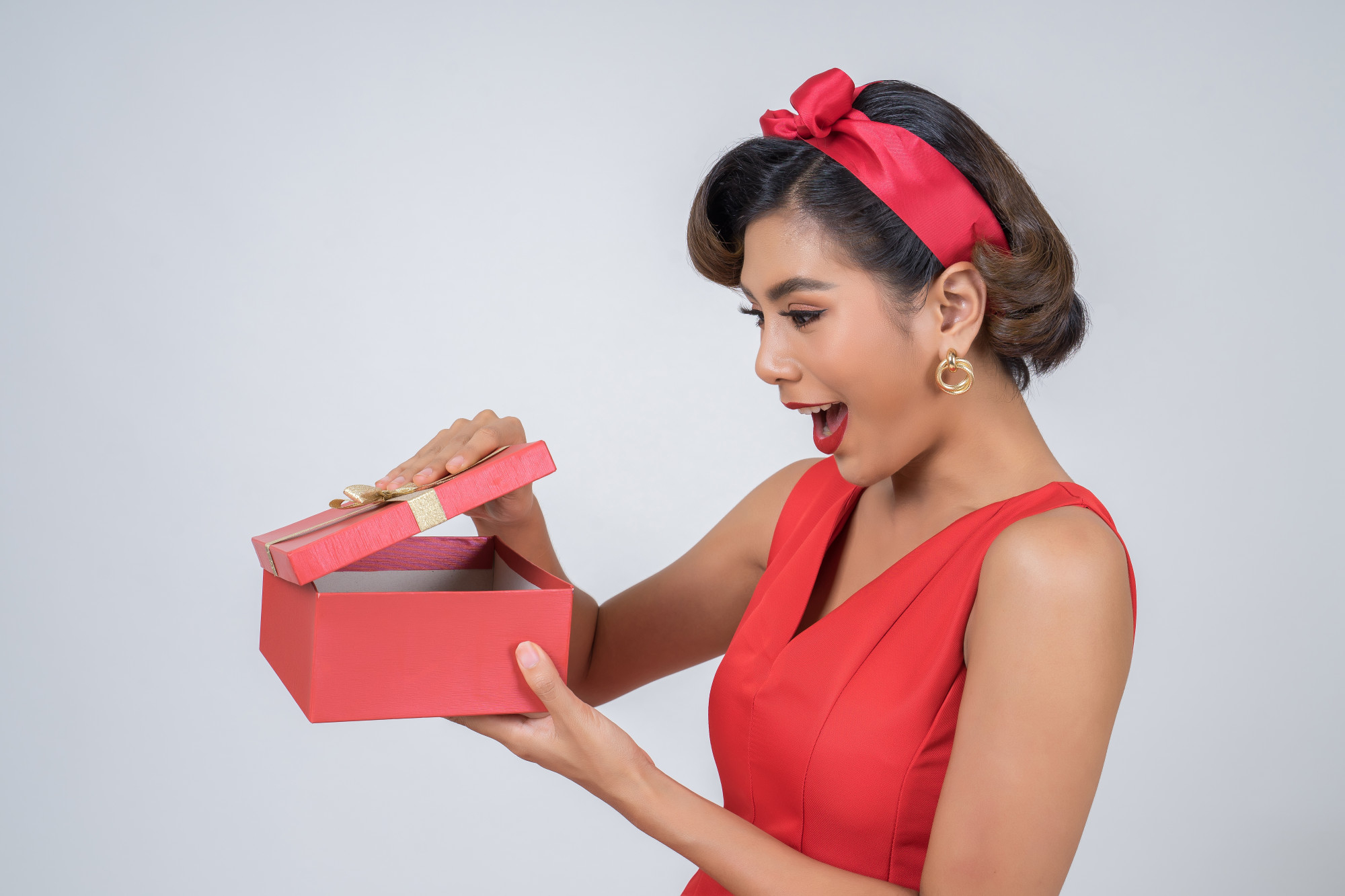 Une femme surprise réagissant à un cadeau | Source : Freepik