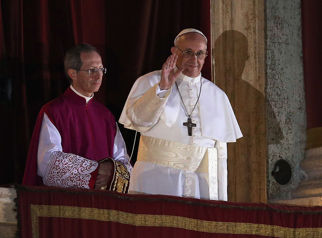 Le pape François Ier apparaît sur le balcon central de la basilique Saint-Pierre le 13 mars 2013 au Vatican. Le cardinal argentin Jorge Mario Bergoglio a été élu 266e souverain pontife et dirigera les 1,2 milliard de catholiques du monde entier