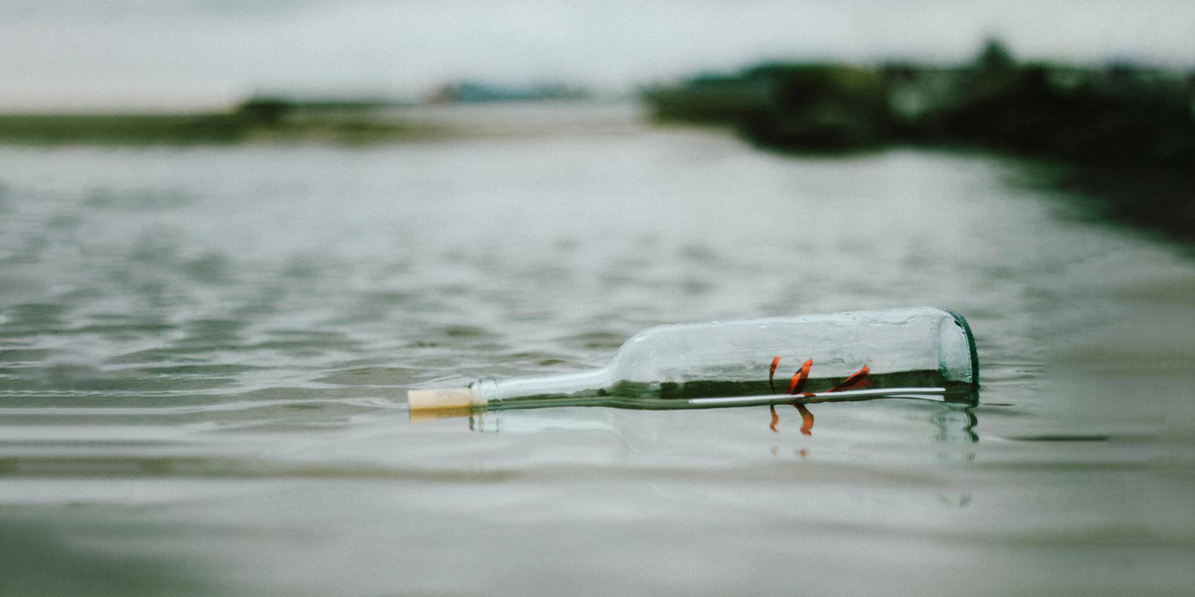 Une bouteille flottante avec une note à l'intérieur | Source : Pexels