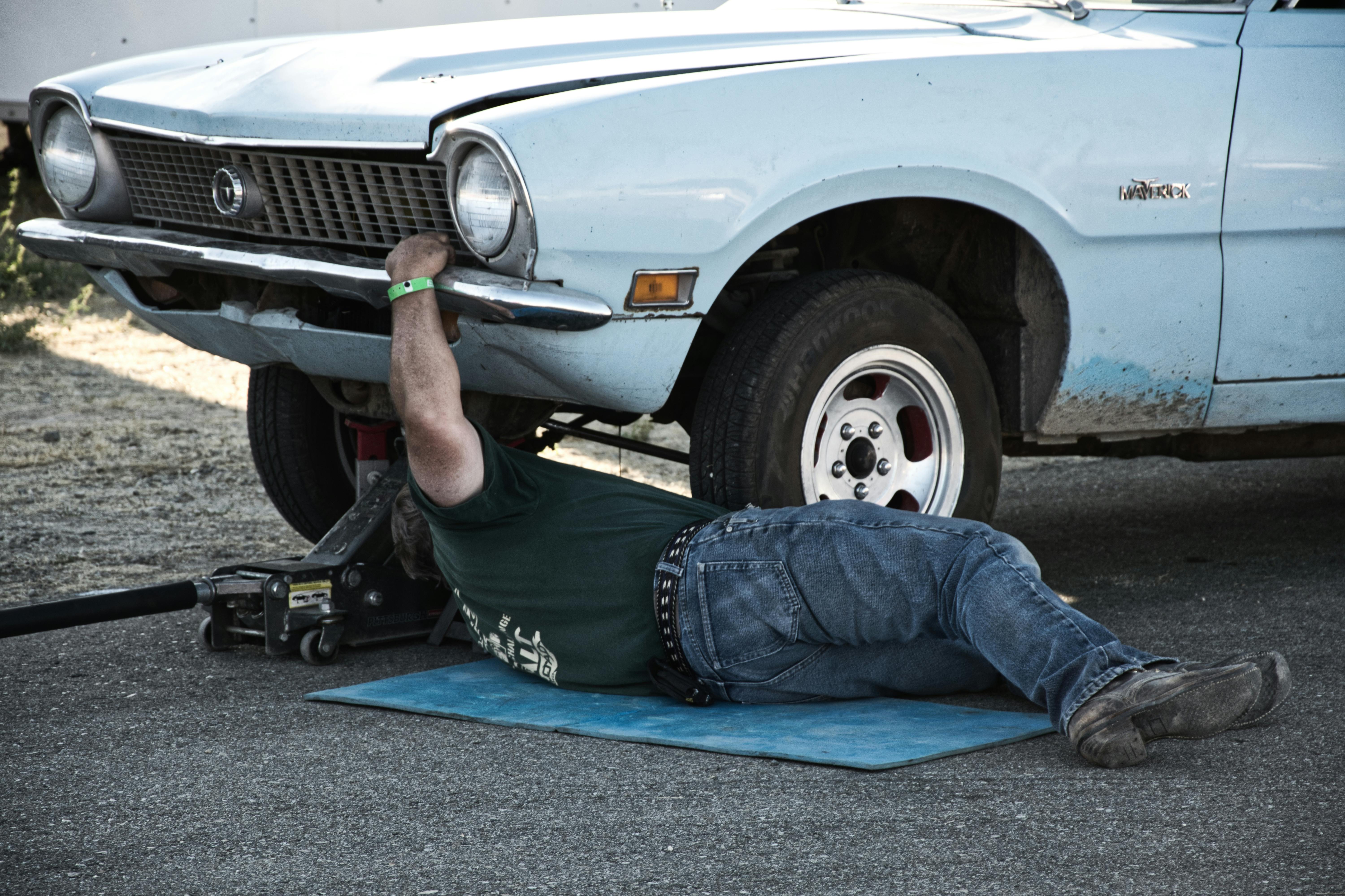 Un homme en train de réparer une voiture | Source : Pexels