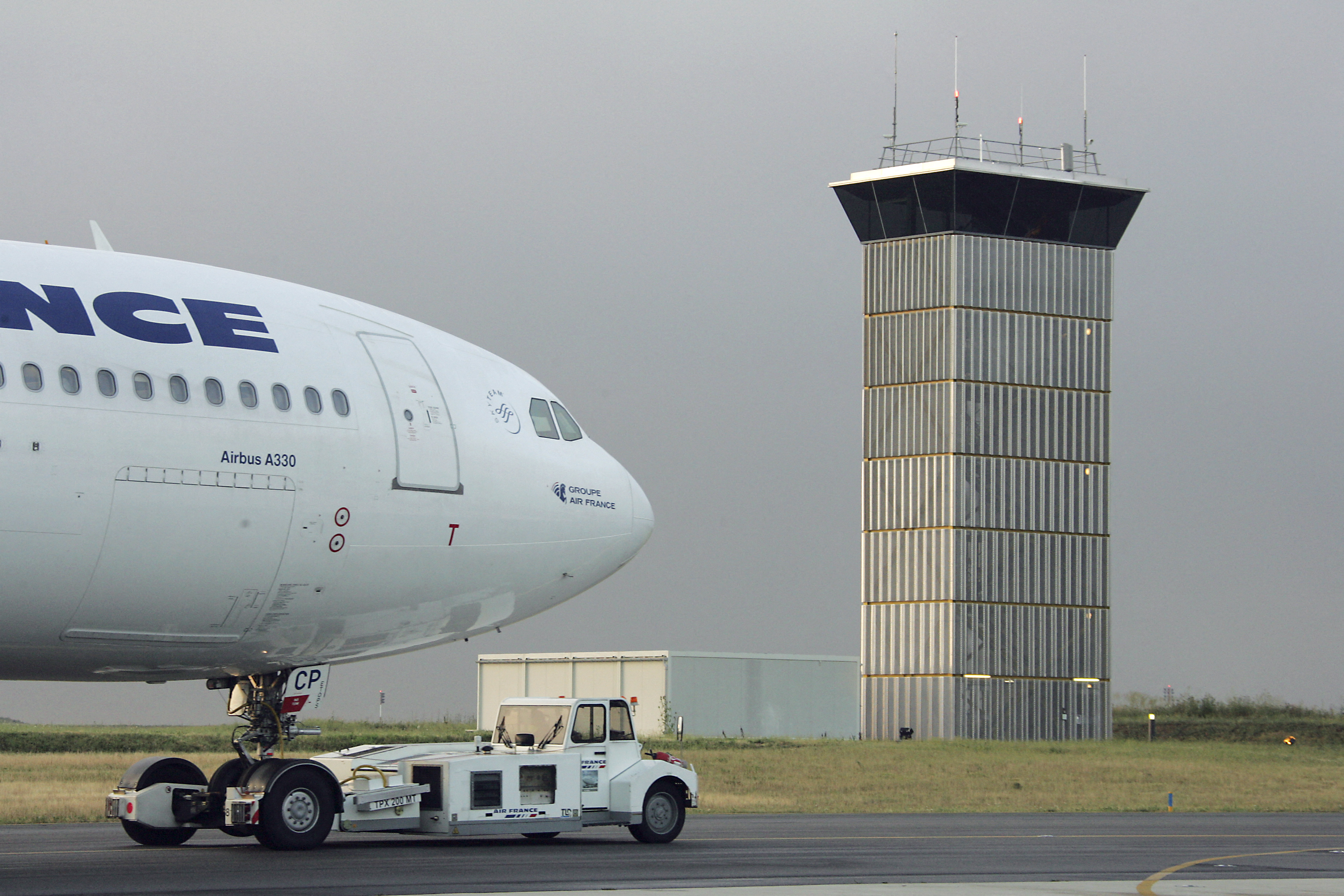 Un Airbus A330 d'Air France s'approche de la tour de contrôle à Paris en 2006 | Source : Getty images
