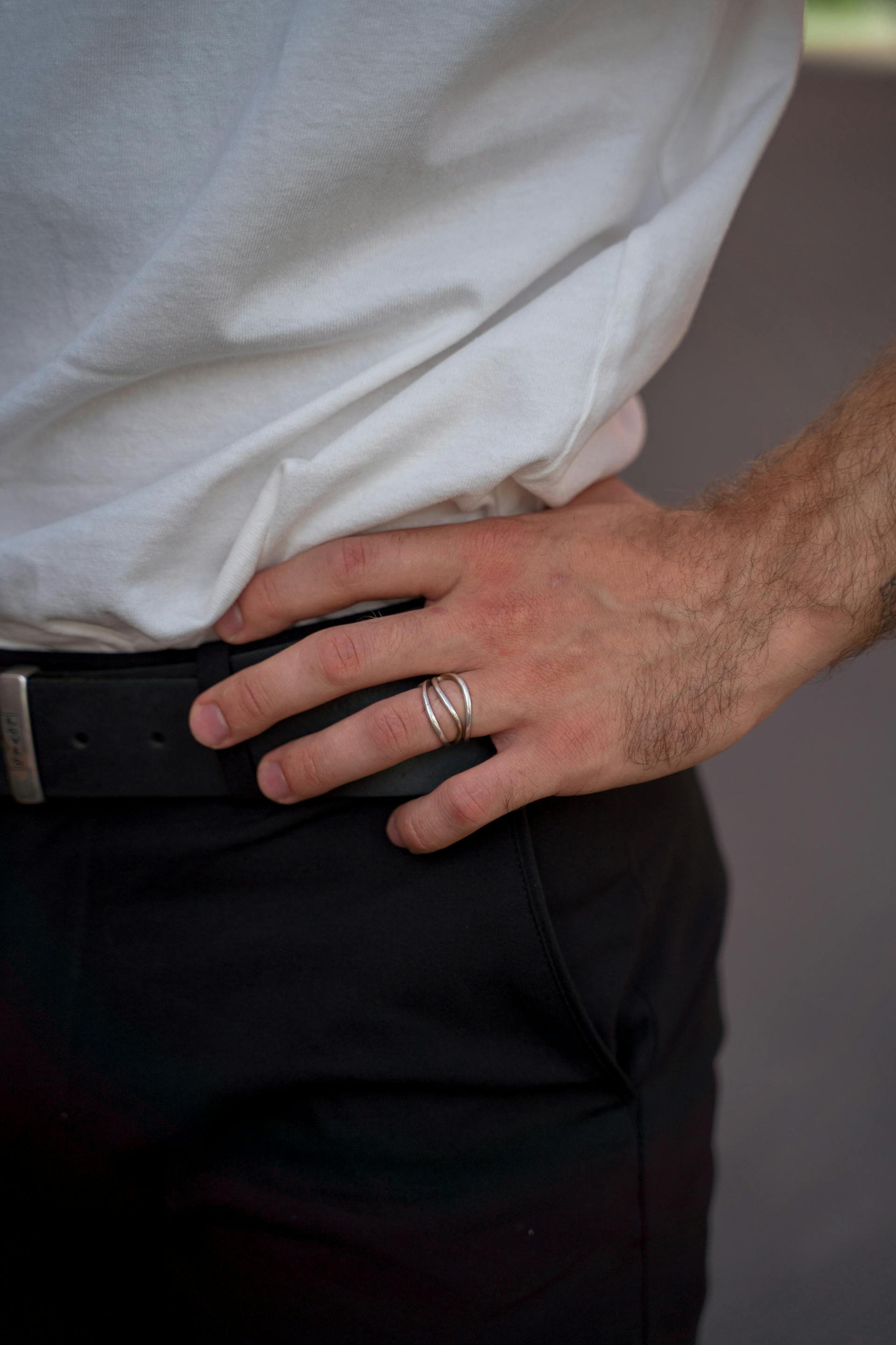 Un homme portant une bague | Source : Pexels