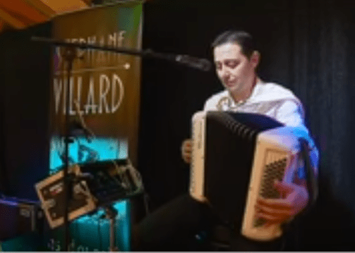 10 ans après sa disparition, Pascal Sevran est toujours dans la tête des accordéonistes. | Photo : Youtube/France 3 Nouvelle-Aquitaine