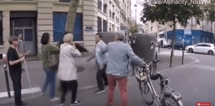 Un conducteur furieux attaque un piéton alors qu'il guide un aveugle de l'autre côté de la rue à Paris.| Youtube : Haki Social Media