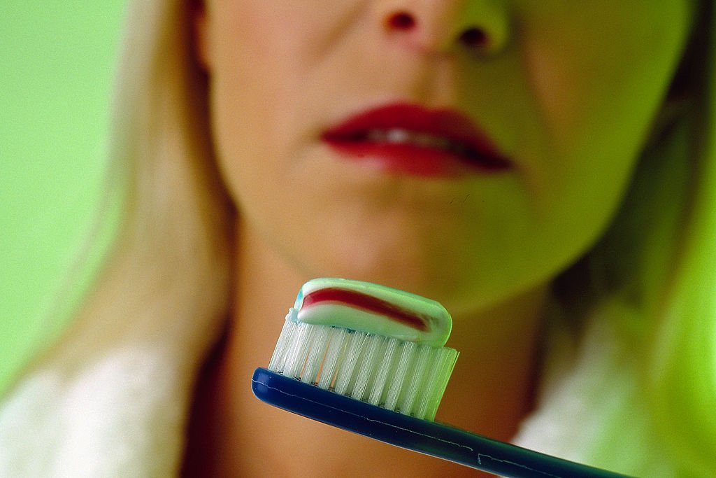 Une femme qui s'apprête à se brosser les dents | source : Getty Images