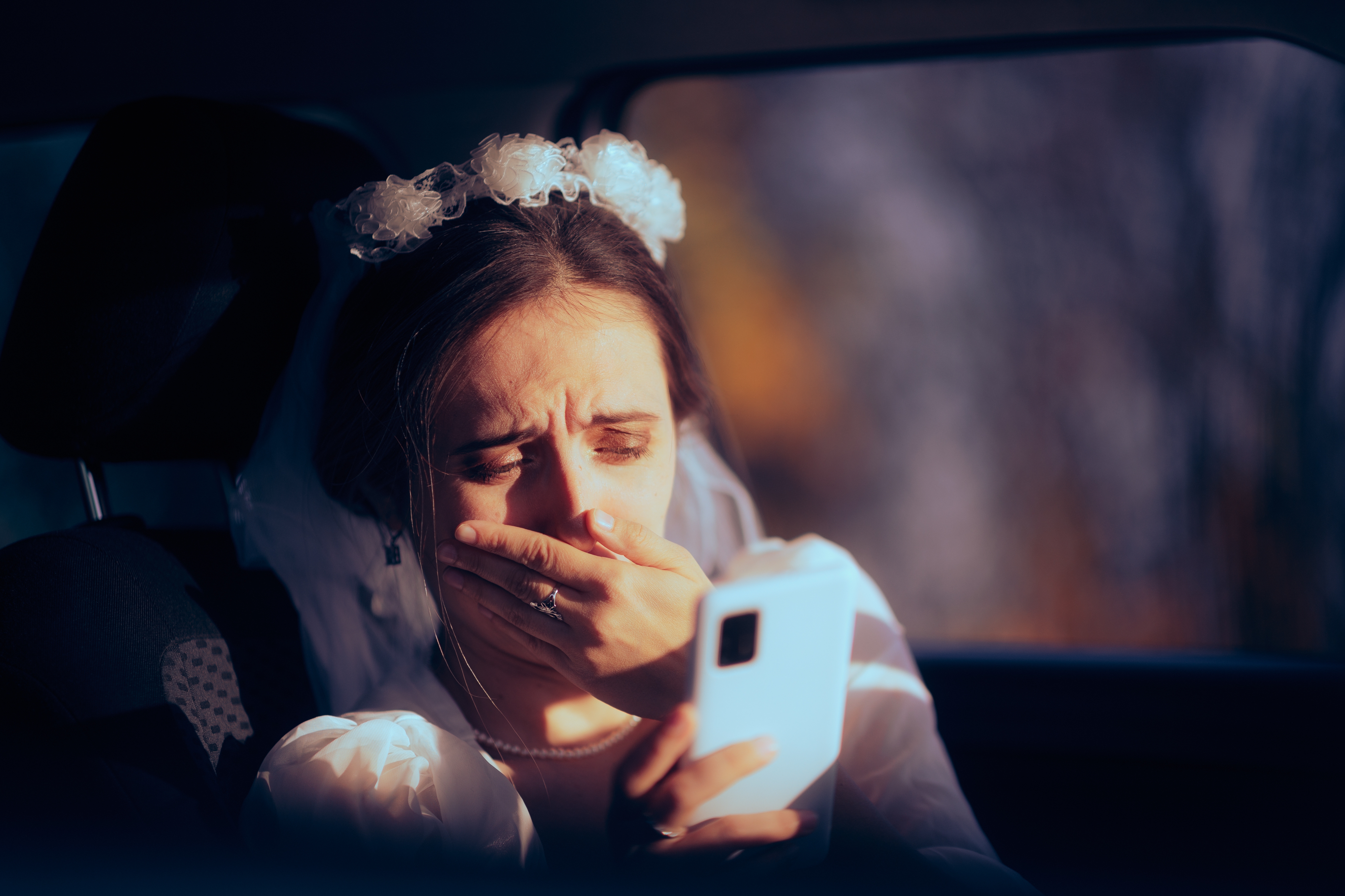 Une photo montrant une jeune mariée lisant quelque chose de bouleversant sur son téléphone. | Source : Shutterstock/Nicoleta Ionescu