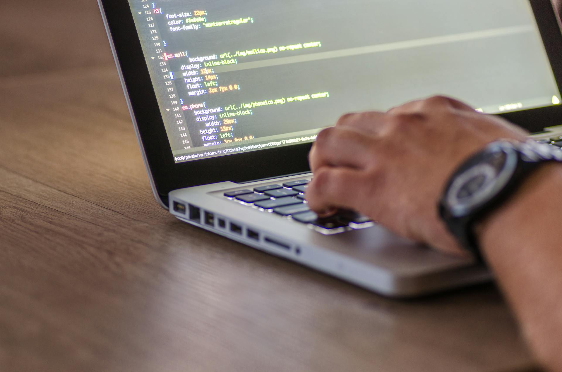 Un homme travaillant sur son ordinateur portable | Source : Pexels