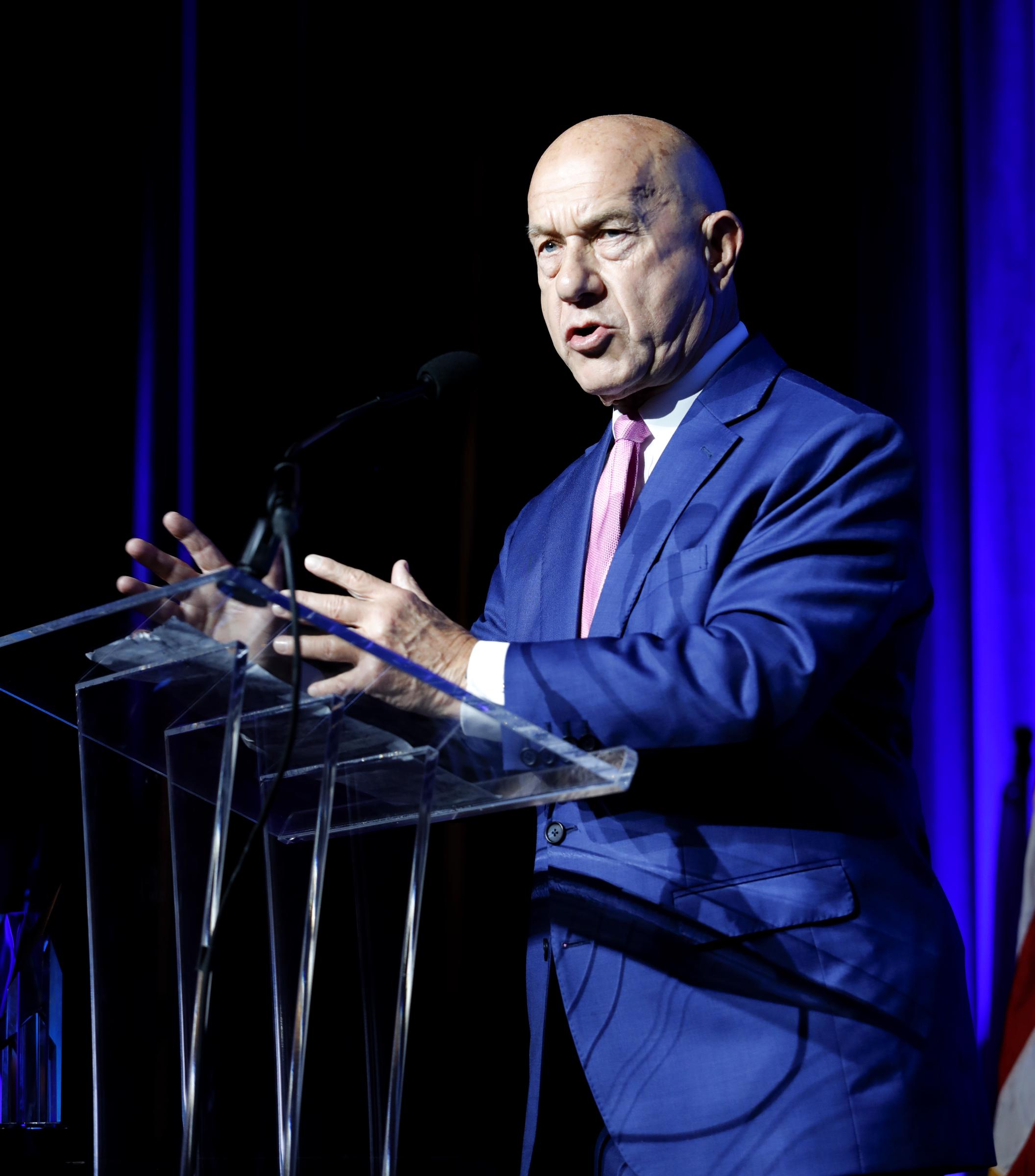 Le maire de Houston, John Whitmire, s'exprimant lors du déjeuner annuel et de l'exposition commerciale de la chambre de commerce hispanique de Houston, au Texas, le 12 avril 2024 | Source : Getty Images