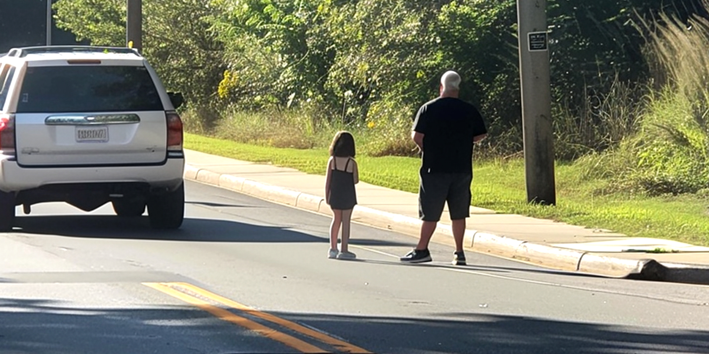 Un homme avec une petite fille sur la route | Source : AmoMama