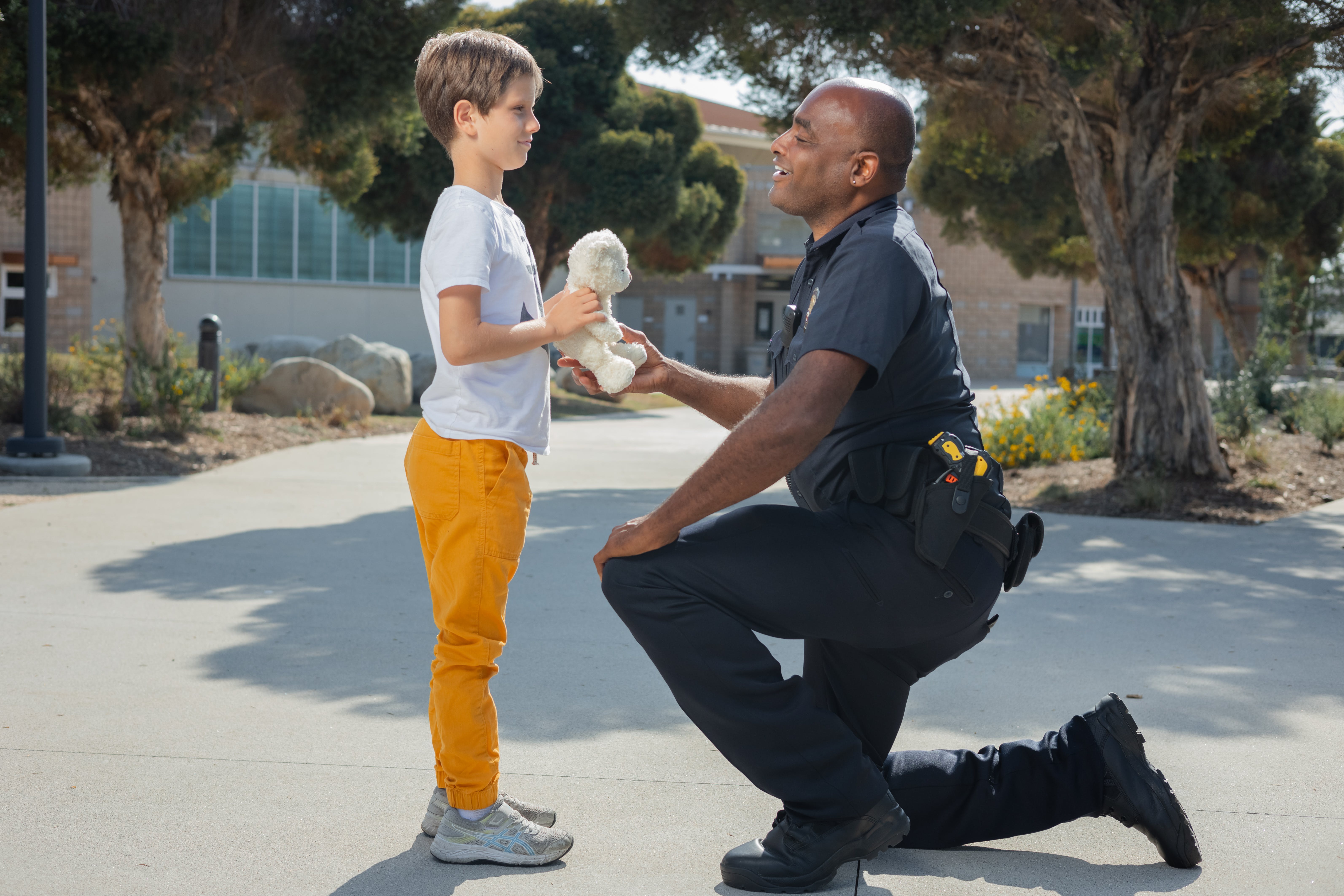 Agente de policía habla con un niño de 7 años | Fuente: Pexels.com