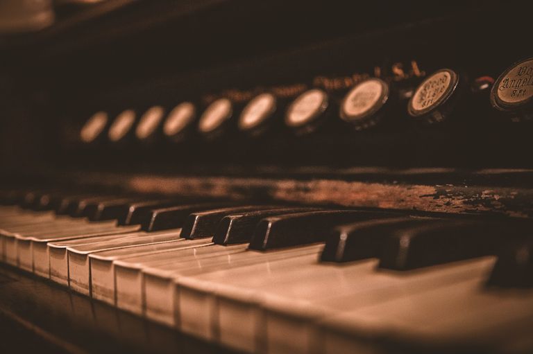 La fortune cachée dans le vieux piano a changé la vie d'Adèle à jamais. | Source : Unsplash