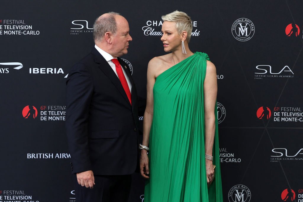 Le prince Albert II de Monaco (à gauche) et la princesse Charlène de Monaco posent pour une photo lors de la cérémonie d'ouverture du 61e Festival de télévision de Monte-Carlo à Monaco, le 17 juin 2022. | Photo : Getty Images