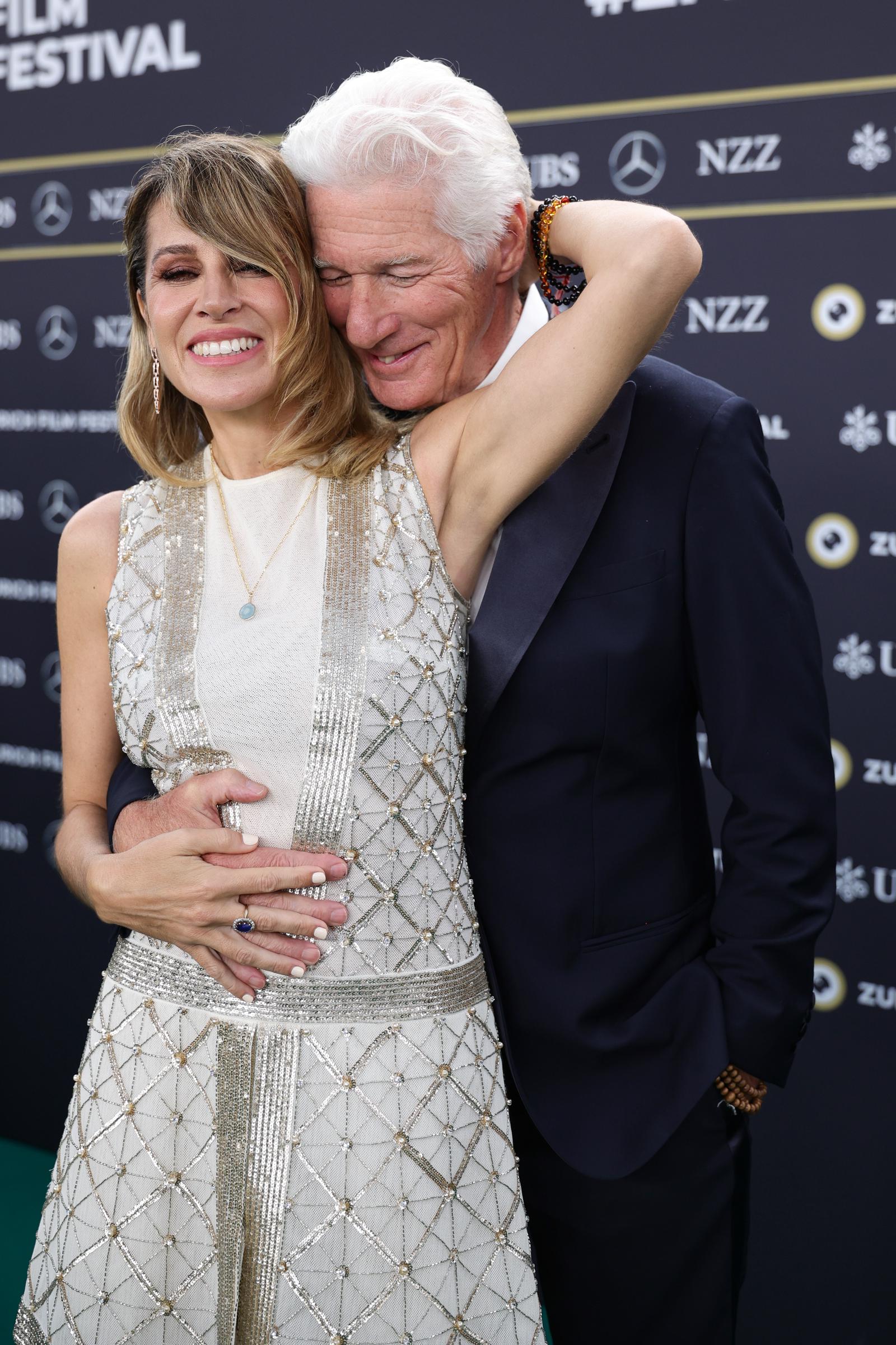 Alejandra Silva et Richard Gere à la première de "La sagesse du bonheur" | Source : Getty Images