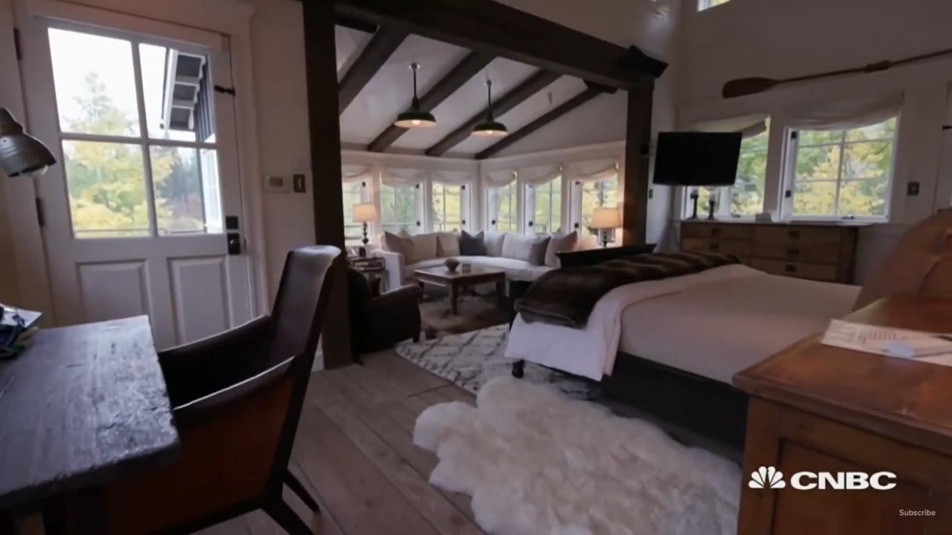 La chambre principale de Kevin Costner dans sa propriété d'Aspen, Colorado | Source : YouTube/CNBCMakeIt