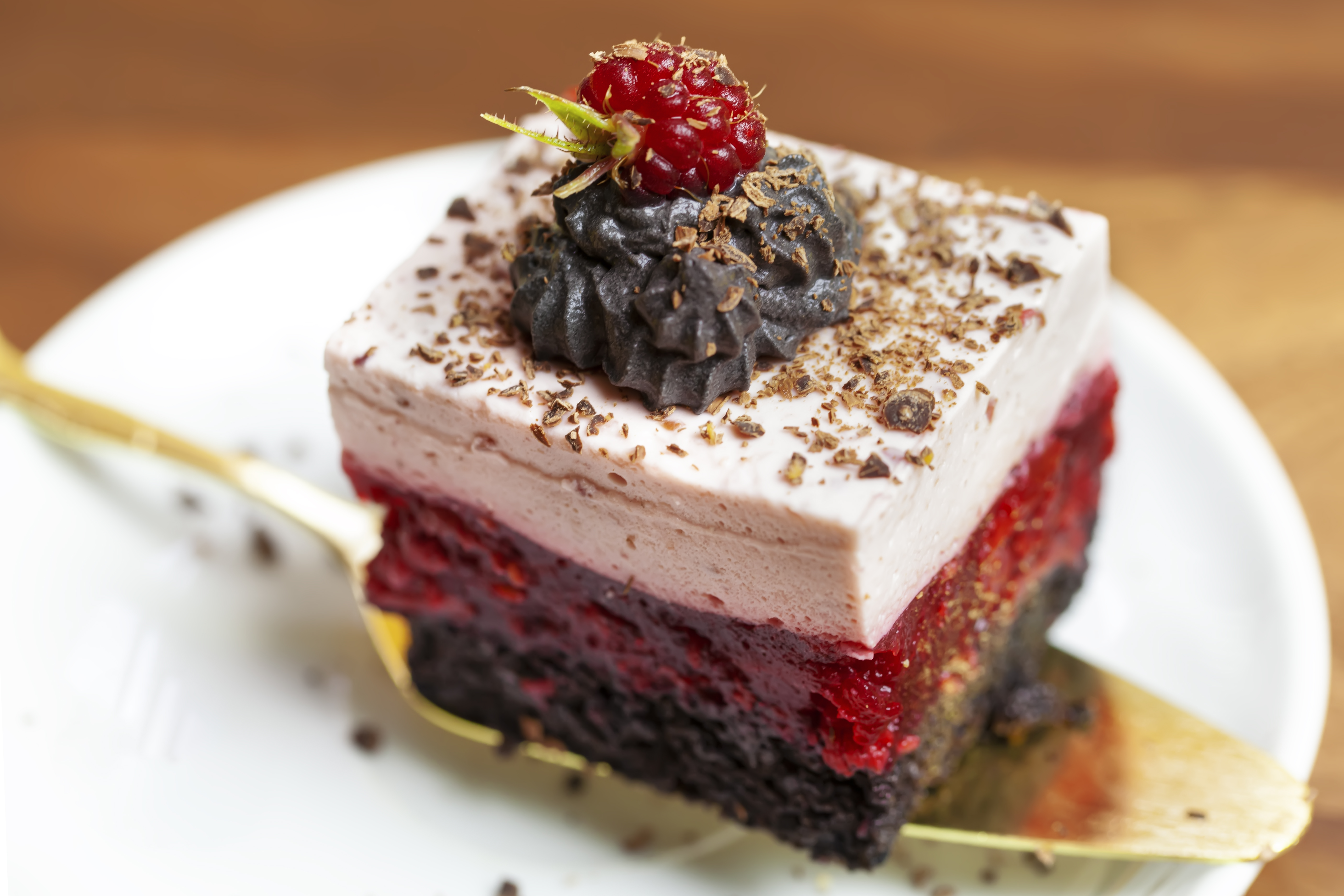 Dessert avec des fruits rouges et de la crème fouettée. Dessert fait maison | Source : Getty Images