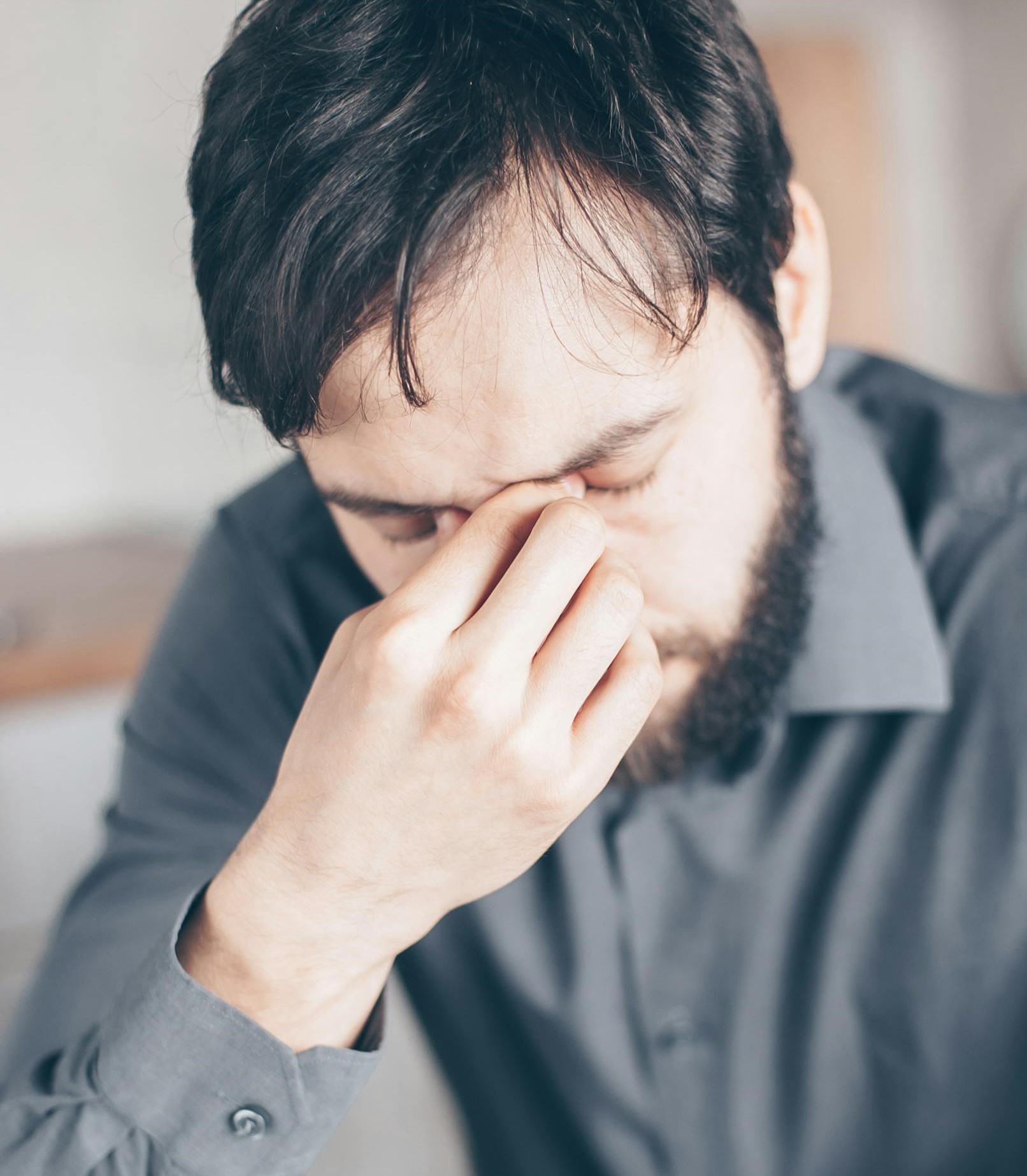 Un homme contrarié qui plisse les sourcils | Source : Pexels