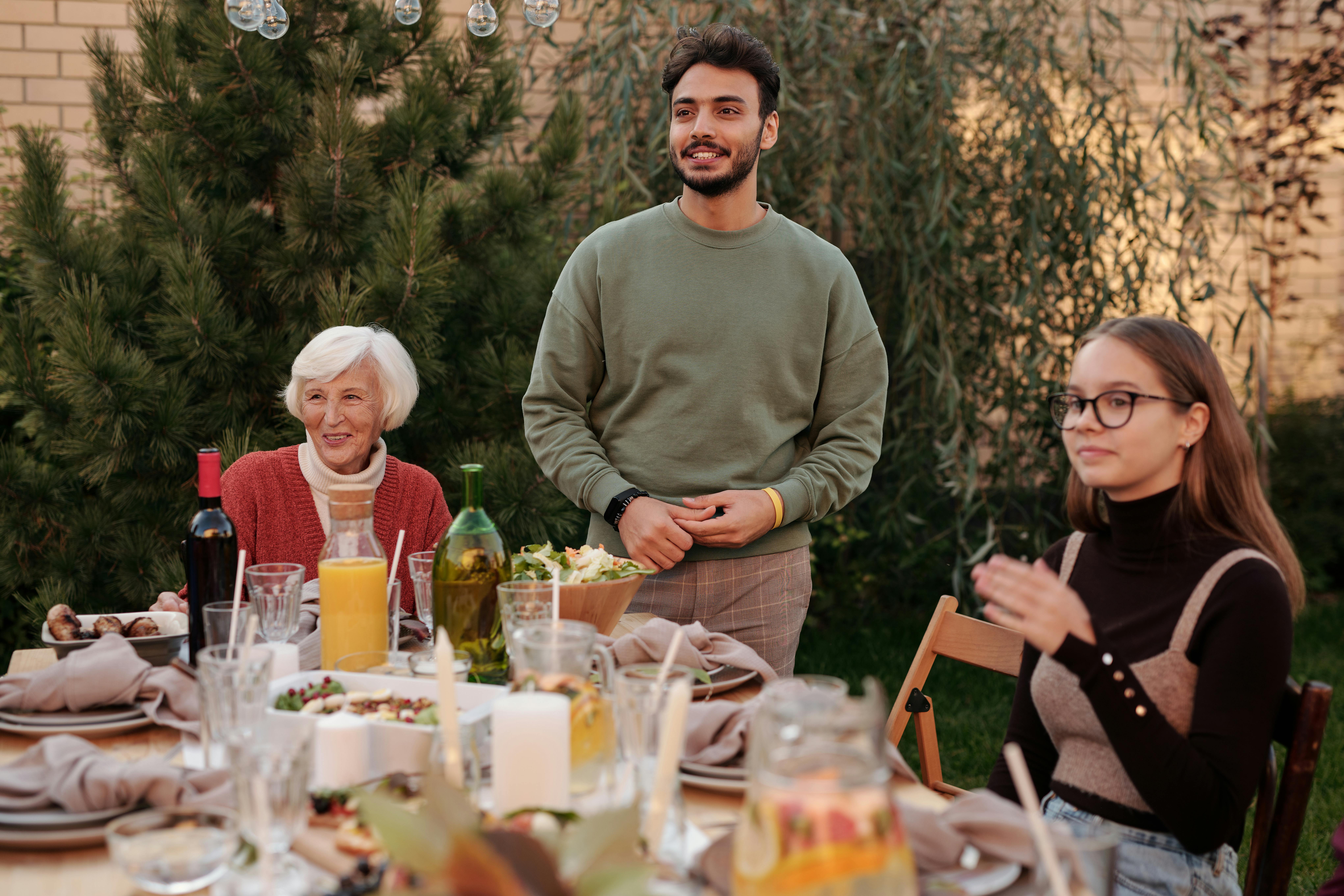 Une famille assise à une table | Source : Pexels